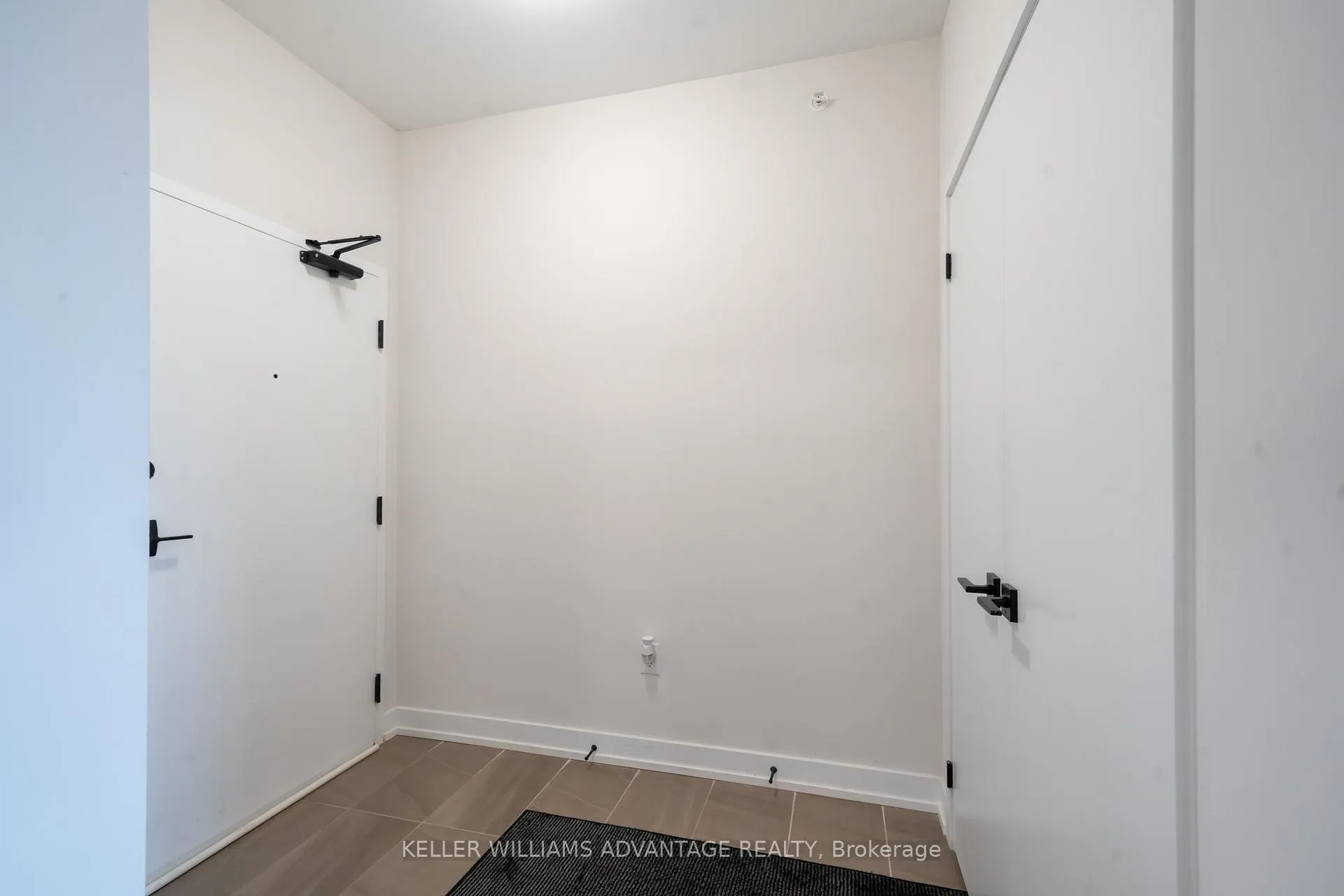 Photo 5 of Unit 104, 4 Spice Way, Barrie, Innis-Shore — HOMEH