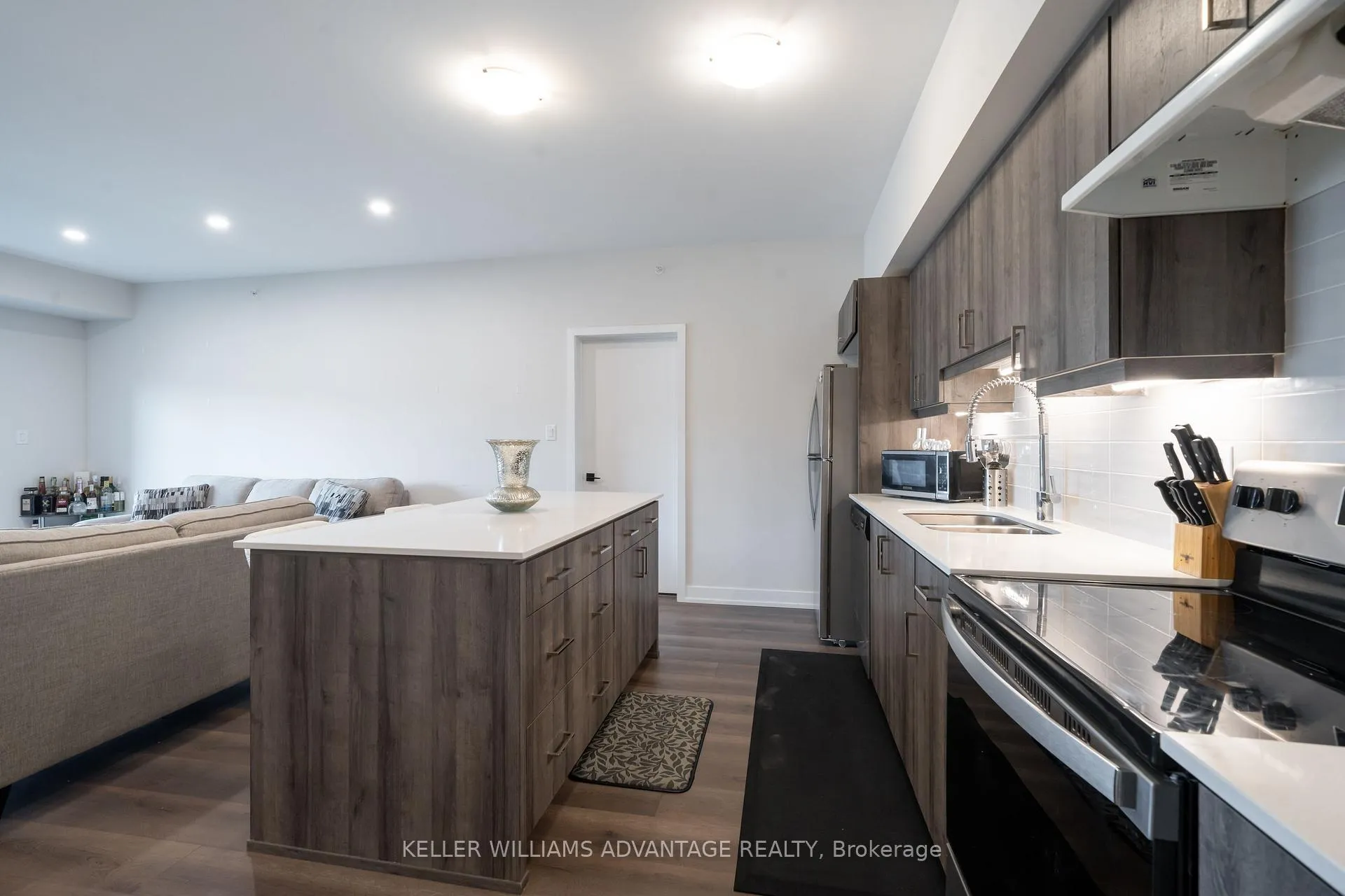 Photo 7 of Unit 104, 4 Spice Way, Barrie, Innis-Shore — HOMEH