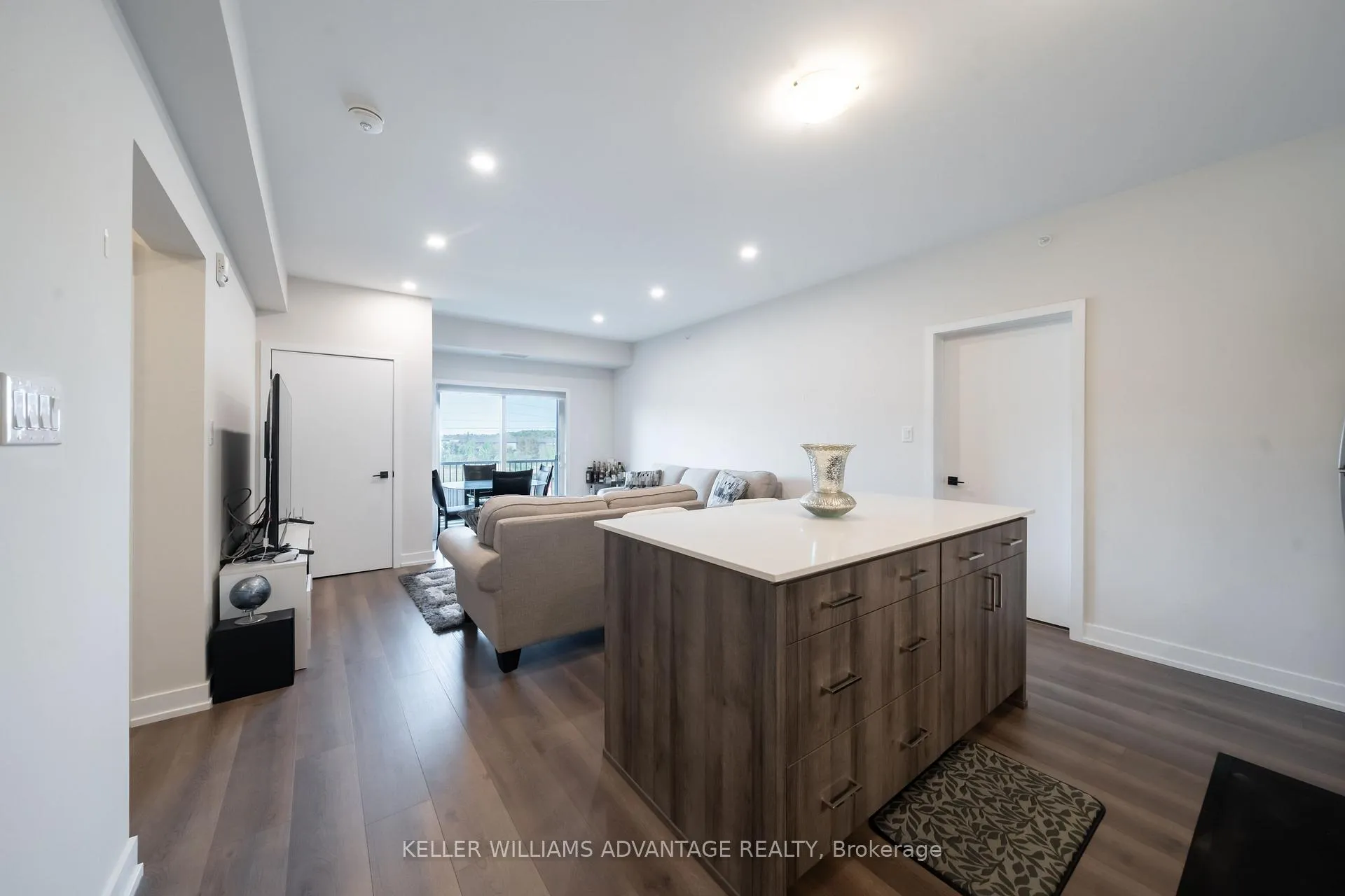 Photo 8 of Unit 104, 4 Spice Way, Barrie, Innis-Shore — HOMEH