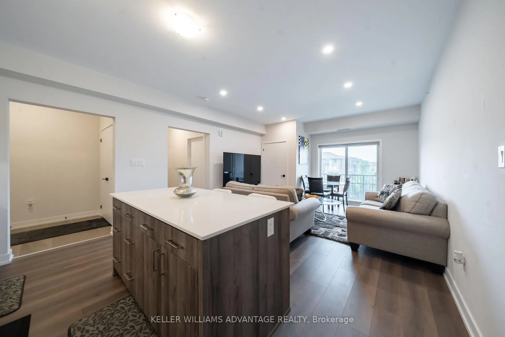 Photo 11 of Unit 104, 4 Spice Way, Barrie, Innis-Shore — HOMEH