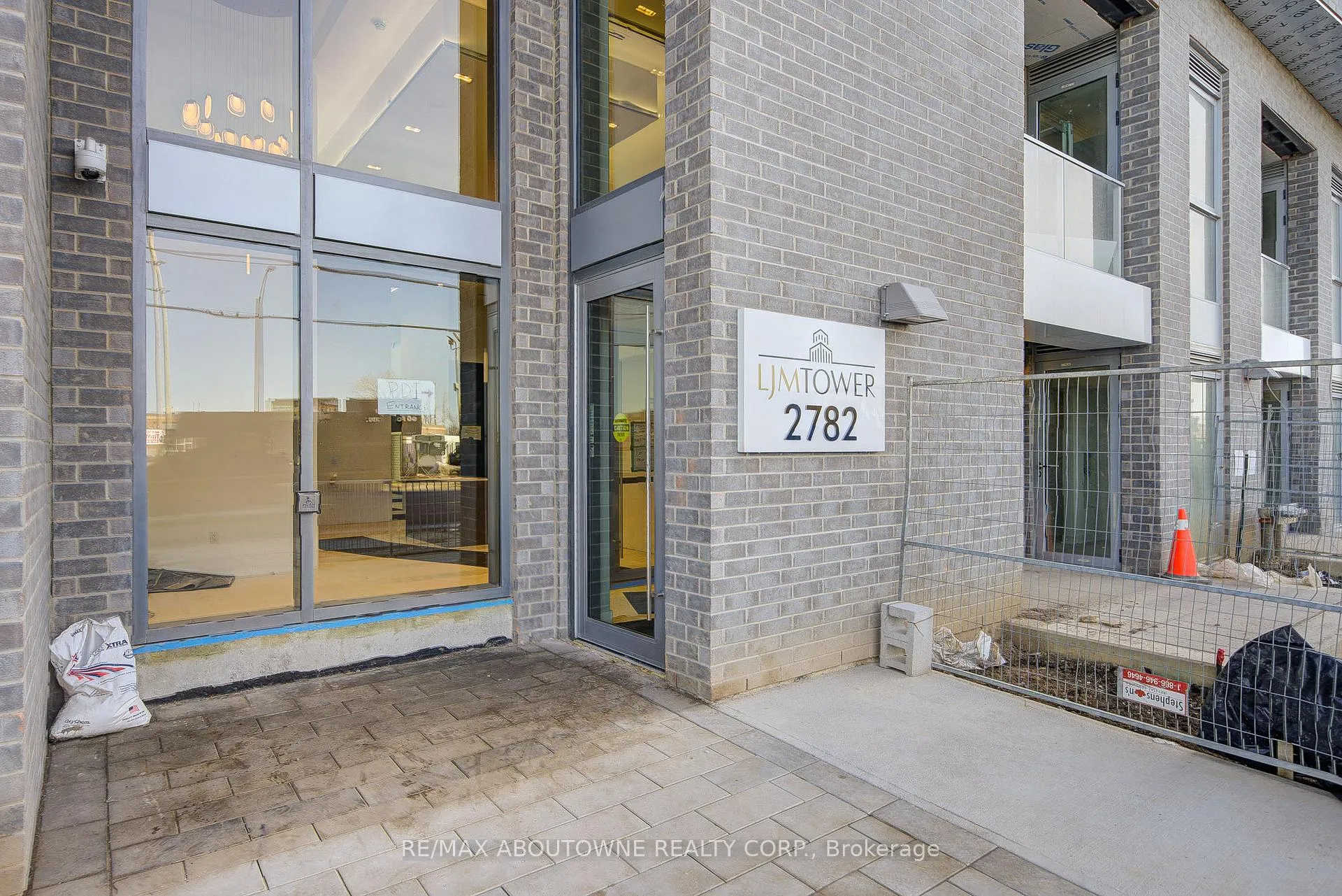 Photo 4 of Unit 306, 2782 Barton Street E, Hamilton, Riverdale — HOMEH