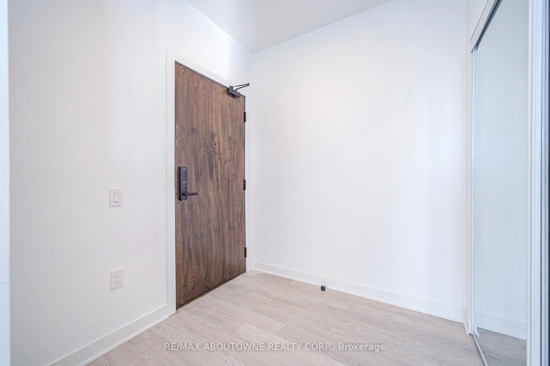 Photo 11 of Unit 306, 2782 Barton Street E, Hamilton, Riverdale — HOMEH
