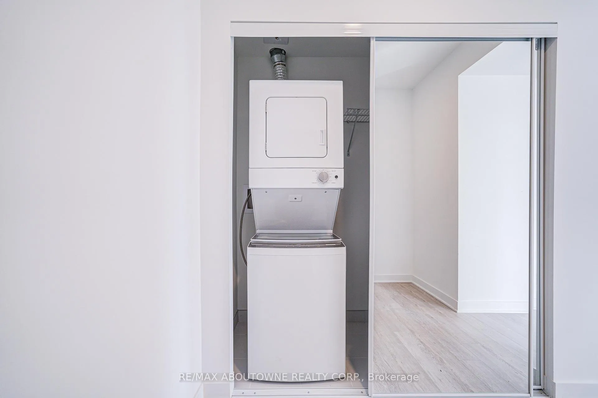 Photo 13 of Unit 306, 2782 Barton Street E, Hamilton, Riverdale — HOMEH