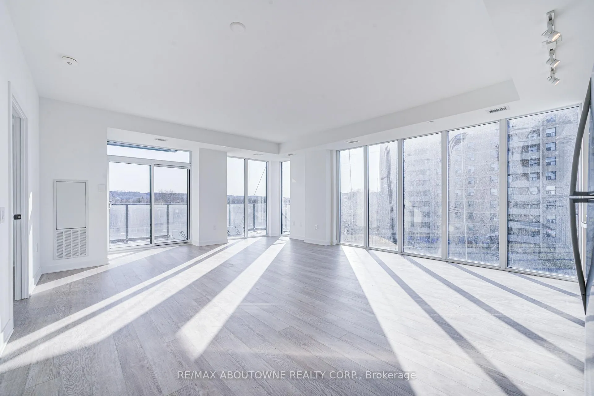 Photo 16 of Unit 306, 2782 Barton Street E, Hamilton, Riverdale — HOMEH