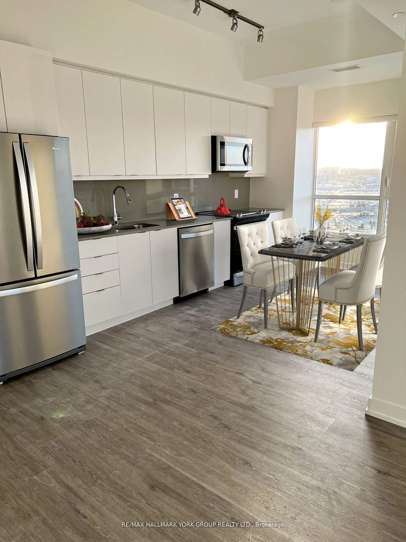 Photo 8 of Unit 1105, 56 Lakeside Terrace, Barrie, Little Lake — HOMEH