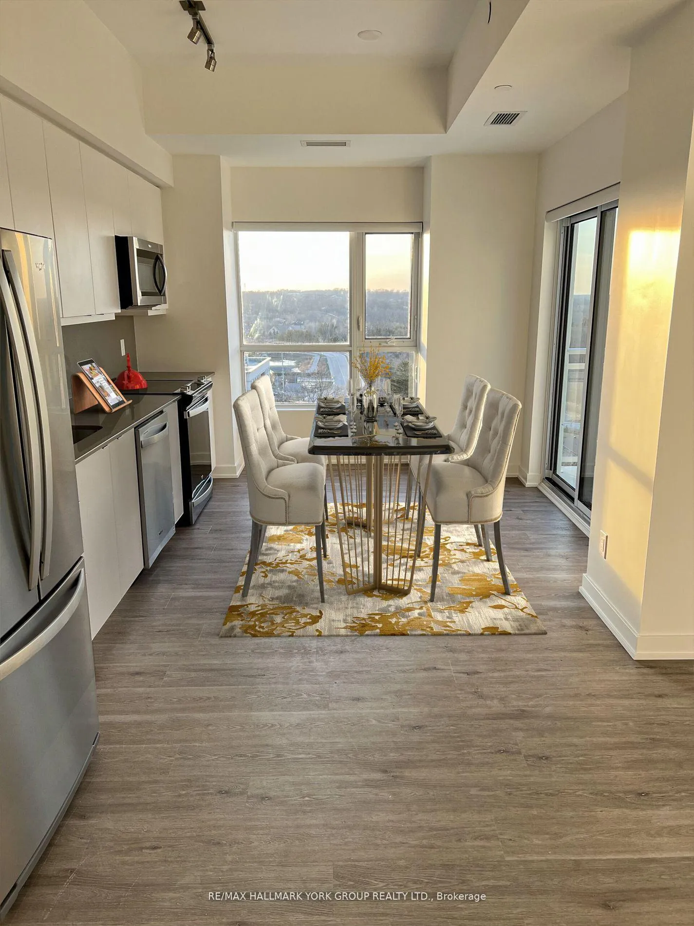 Photo 9 of Unit 1105, 56 Lakeside Terrace, Barrie, Little Lake — HOMEH
