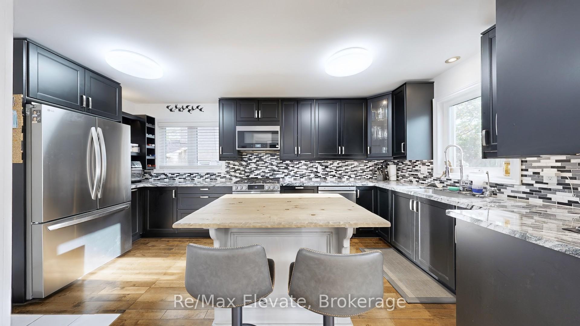 Photo 15 of 28 Kenny Crescent, Barrie, Letitia Heights — HOMEH