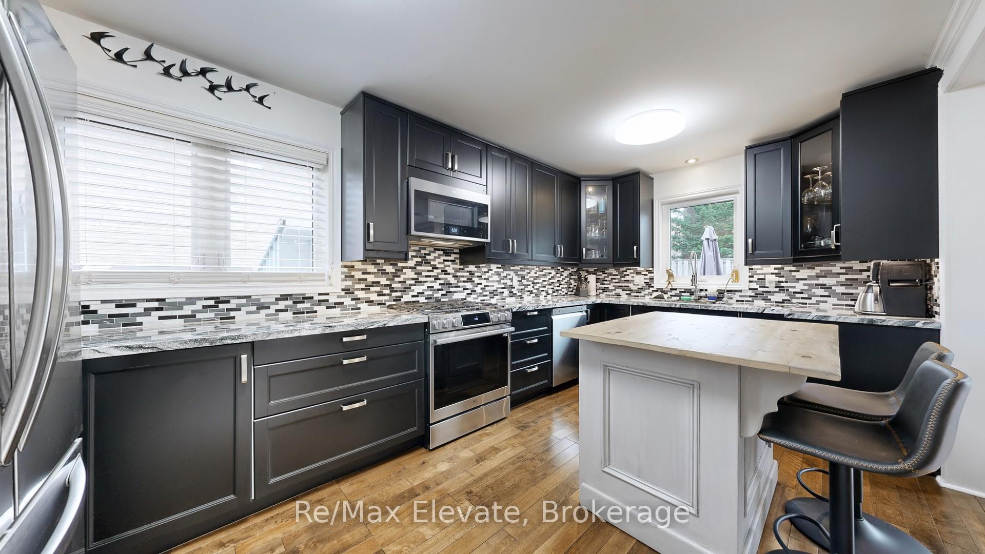 Photo 17 of 28 Kenny Crescent, Barrie, Letitia Heights — HOMEH
