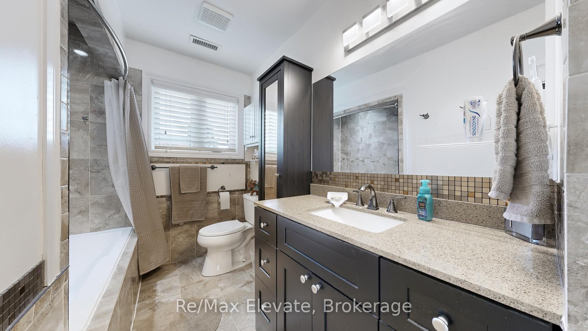 Photo 37 of 28 Kenny Crescent, Barrie, Letitia Heights — HOMEH