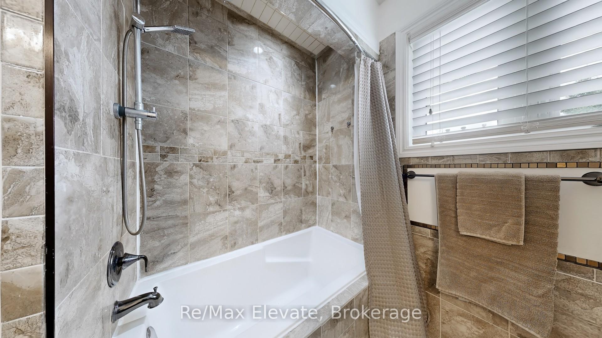 Photo 38 of 28 Kenny Crescent, Barrie, Letitia Heights — HOMEH