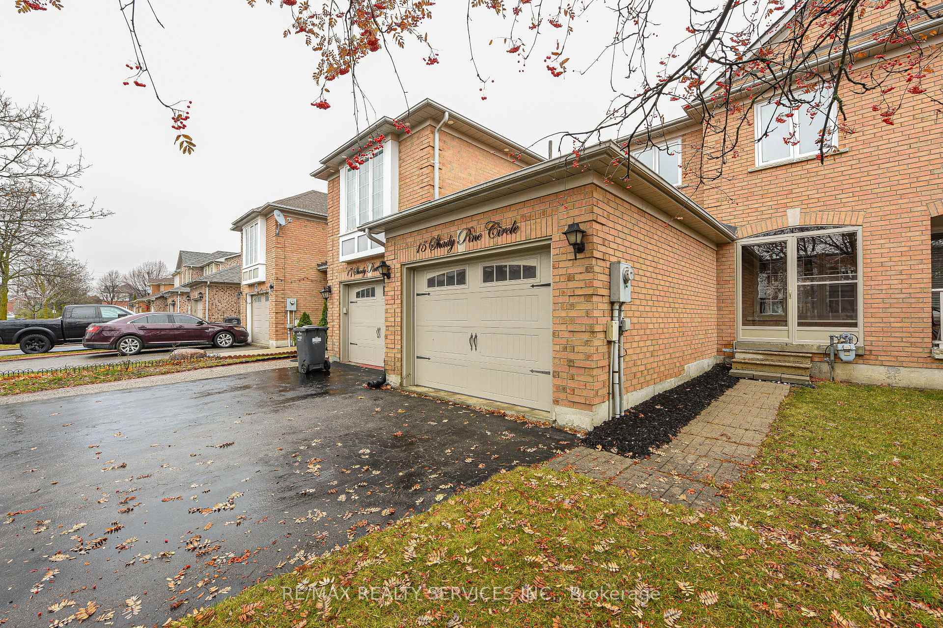 Photo 2 of 15 Shady Pine Circle, Brampton, Sandringham-Wellington — HOMEH
