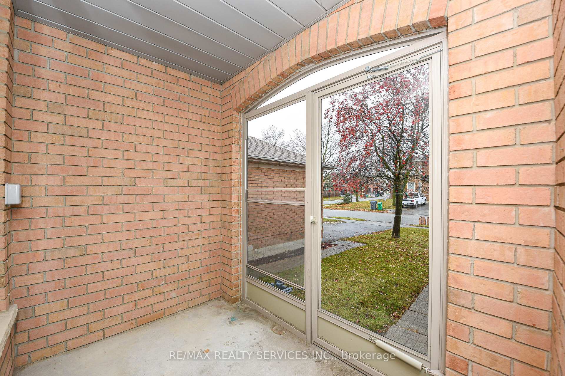 Photo 4 of 15 Shady Pine Circle, Brampton, Sandringham-Wellington — HOMEH