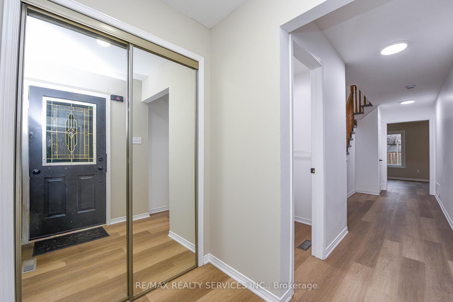 Photo 5 of 15 Shady Pine Circle, Brampton, Sandringham-Wellington — HOMEH