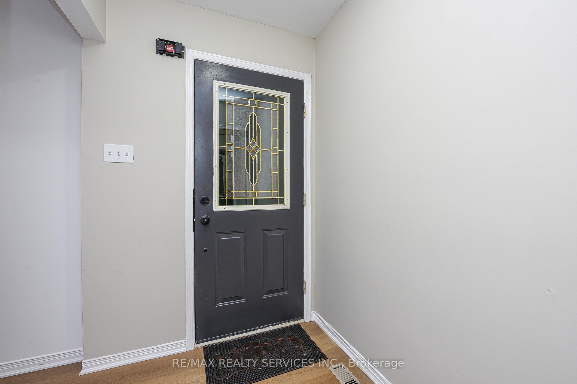 Photo 6 of 15 Shady Pine Circle, Brampton, Sandringham-Wellington — HOMEH