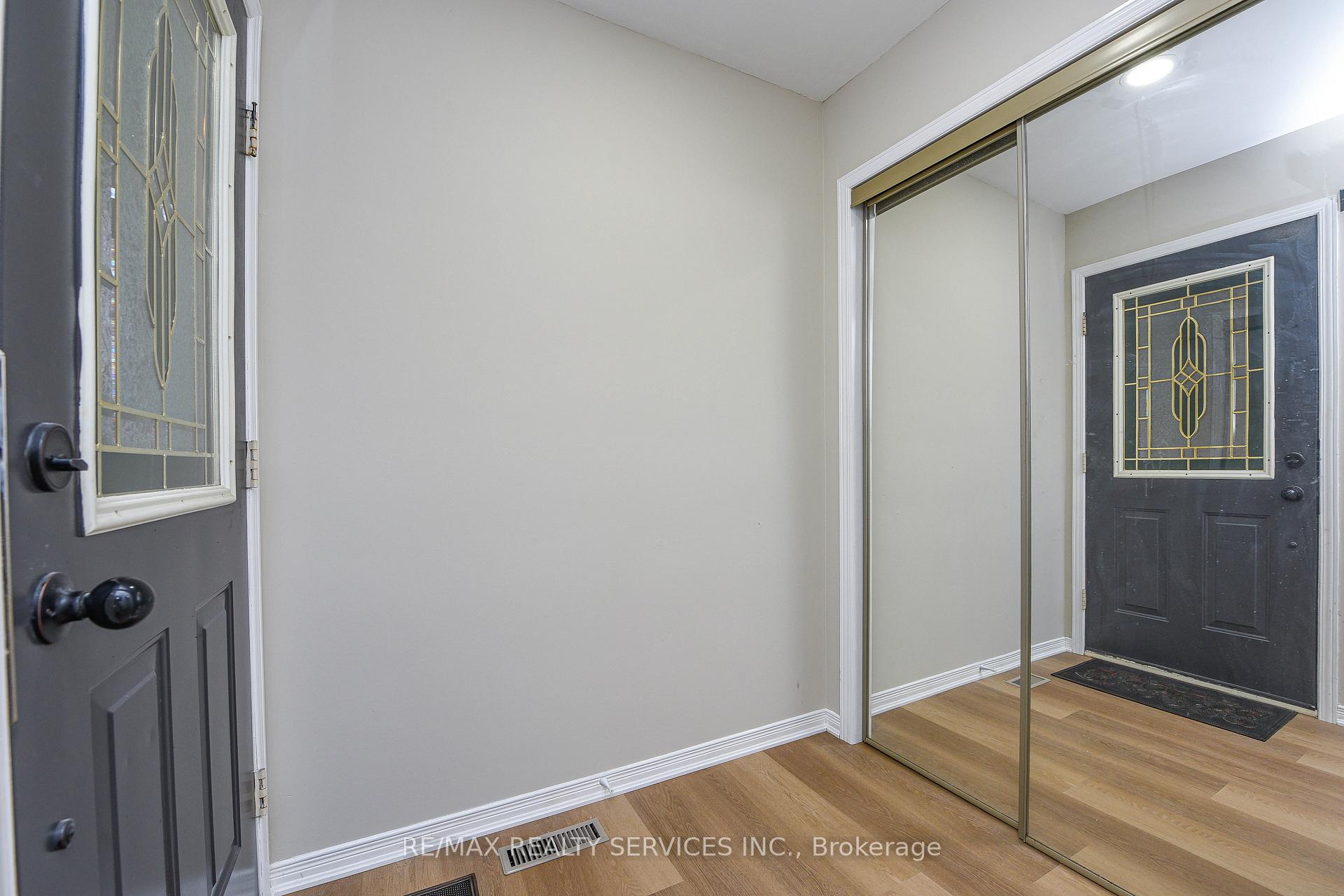 Photo 7 of 15 Shady Pine Circle, Brampton, Sandringham-Wellington — HOMEH