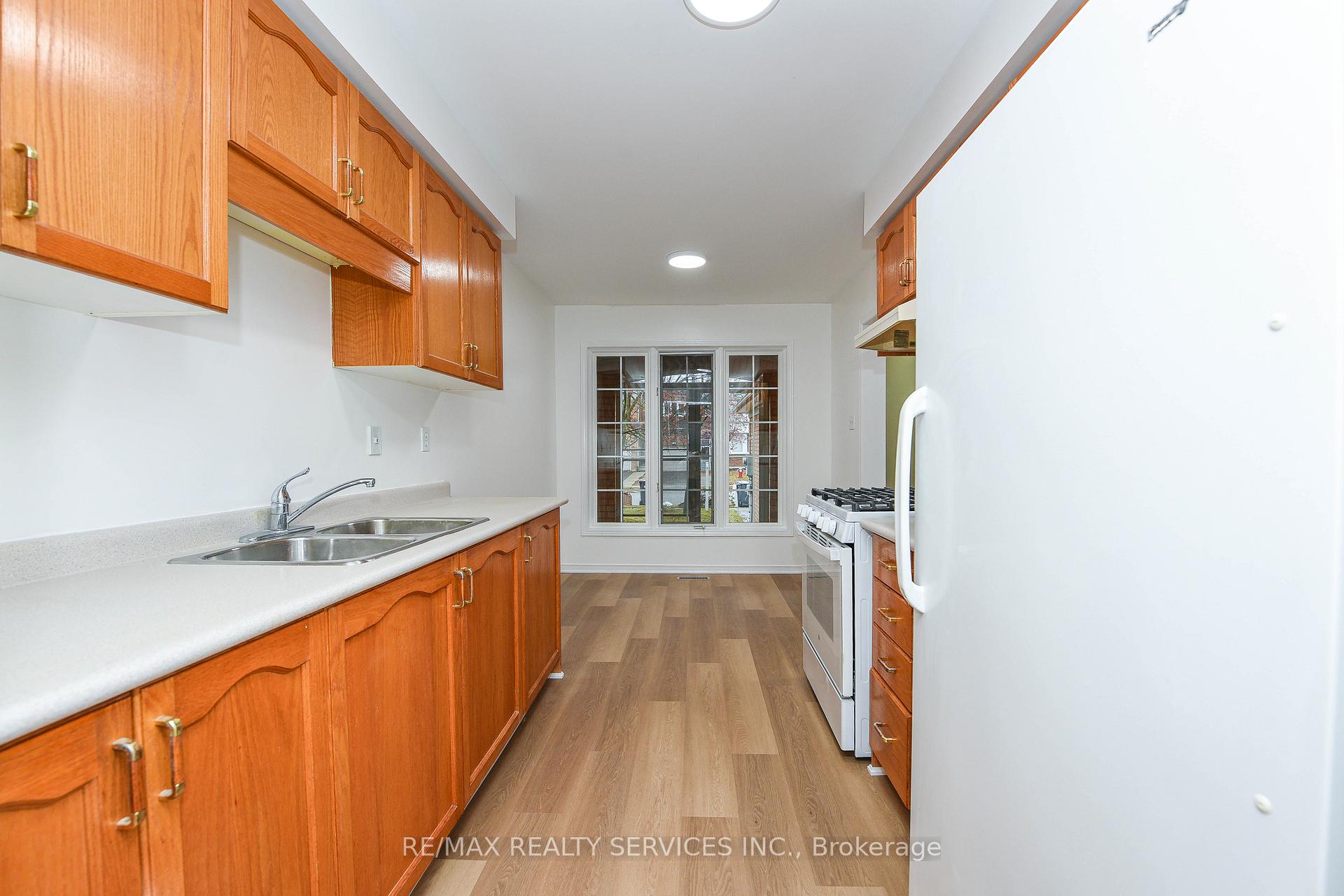 Photo 9 of 15 Shady Pine Circle, Brampton, Sandringham-Wellington — HOMEH