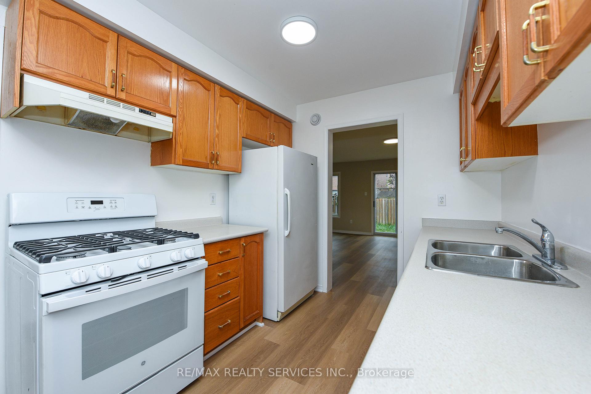 Photo 10 of 15 Shady Pine Circle, Brampton, Sandringham-Wellington — HOMEH