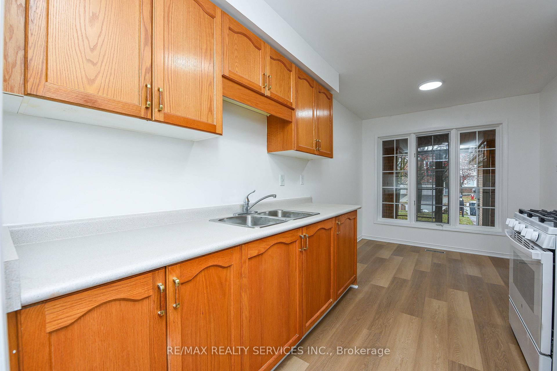 Photo 11 of 15 Shady Pine Circle, Brampton, Sandringham-Wellington — HOMEH