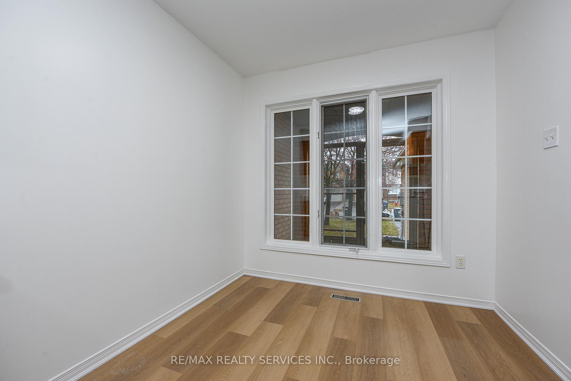 Photo 12 of 15 Shady Pine Circle, Brampton, Sandringham-Wellington — HOMEH