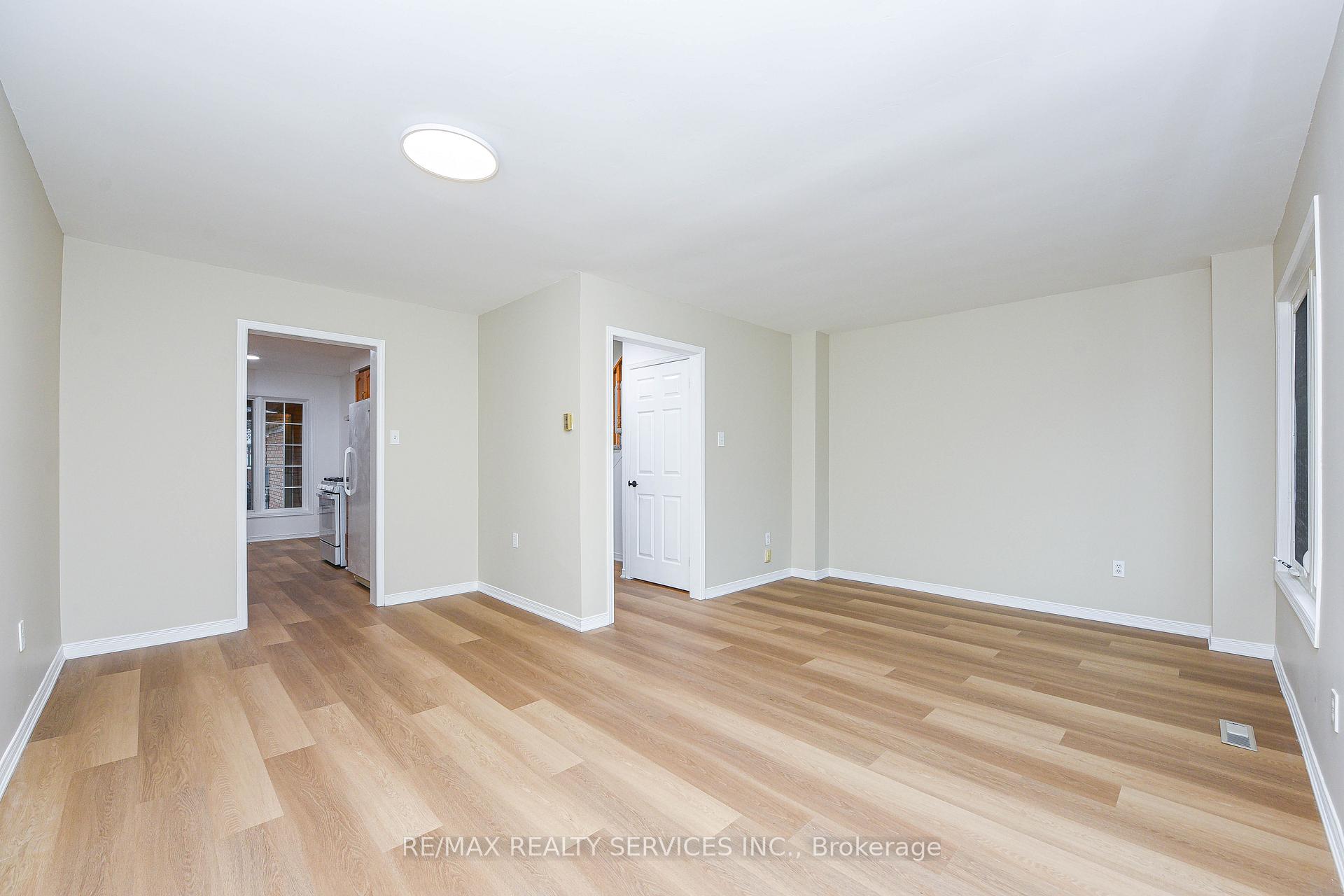 Photo 13 of 15 Shady Pine Circle, Brampton, Sandringham-Wellington — HOMEH