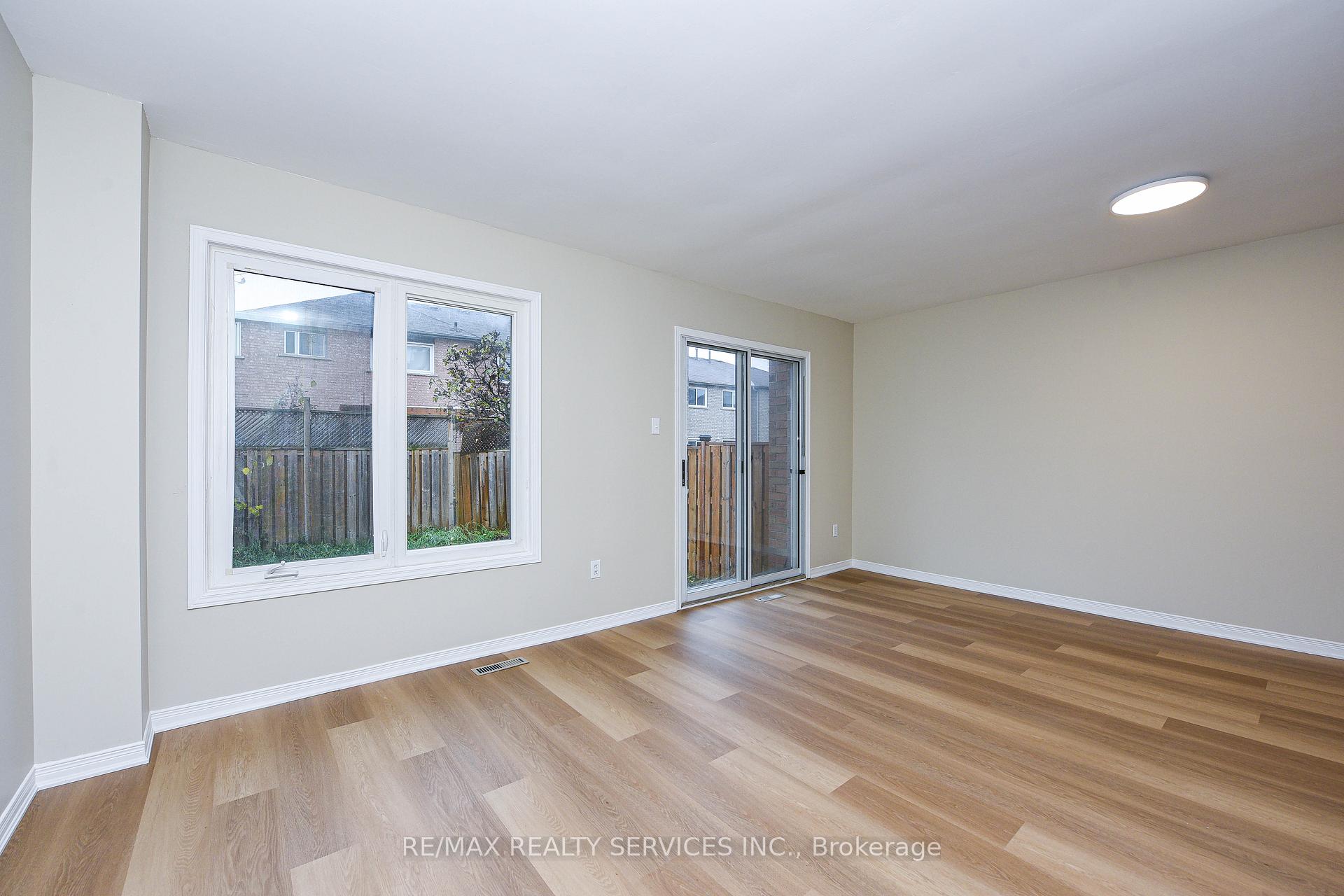 Photo 14 of 15 Shady Pine Circle, Brampton, Sandringham-Wellington — HOMEH