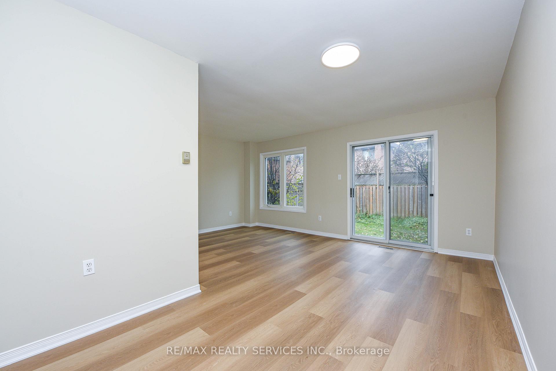 Photo 16 of 15 Shady Pine Circle, Brampton, Sandringham-Wellington — HOMEH