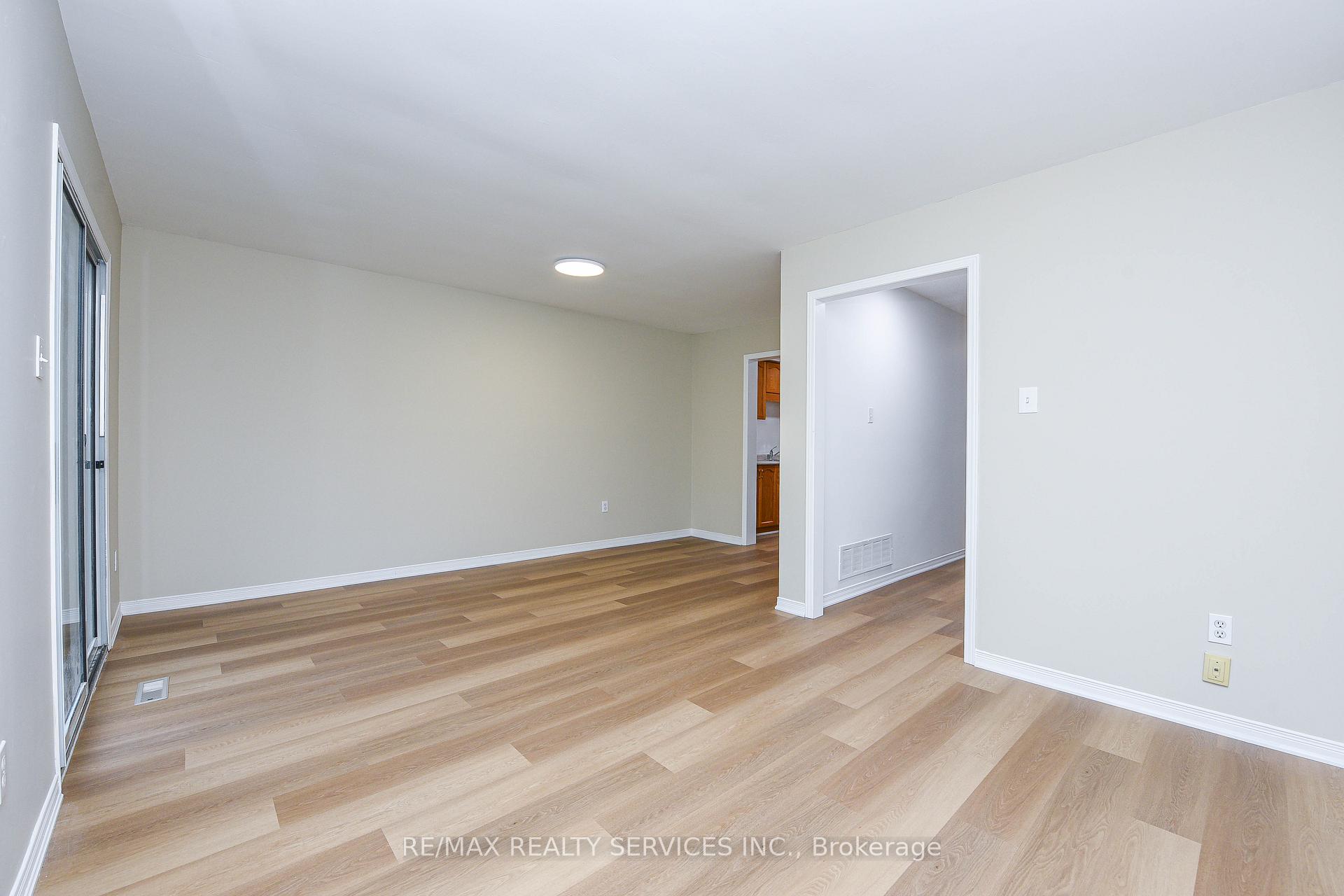Photo 18 of 15 Shady Pine Circle, Brampton, Sandringham-Wellington — HOMEH