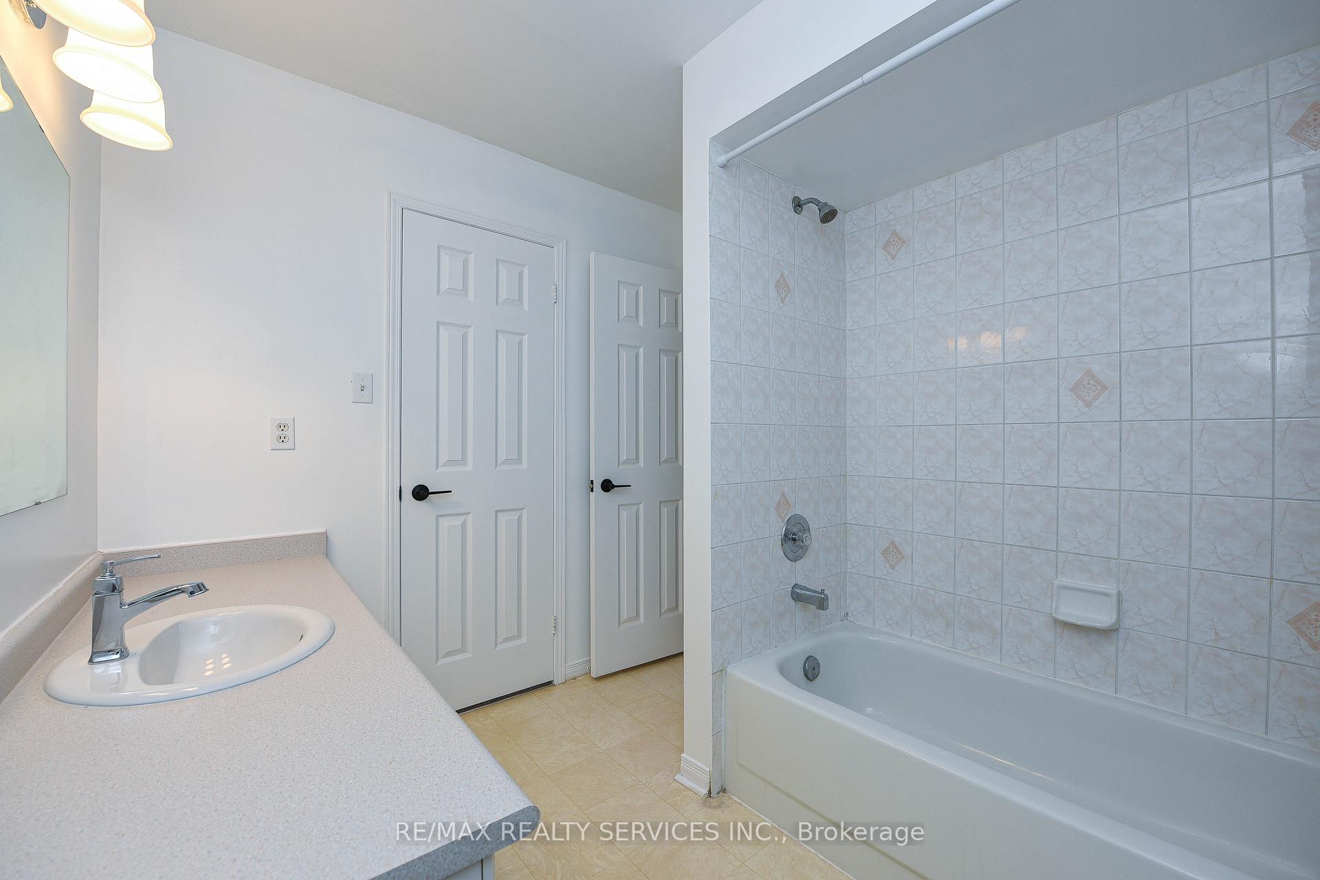 Photo 33 of 15 Shady Pine Circle, Brampton, Sandringham-Wellington — HOMEH