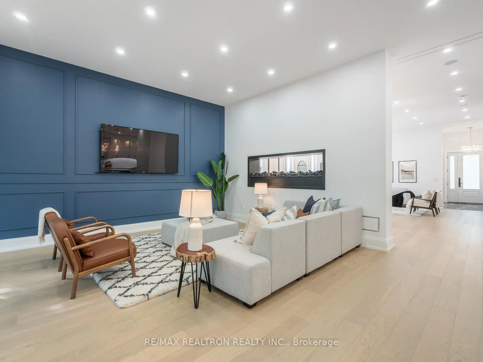Photo 8 of 91 Brucewood Crescent, Toronto, Englemount-Lawrence — HOMEH