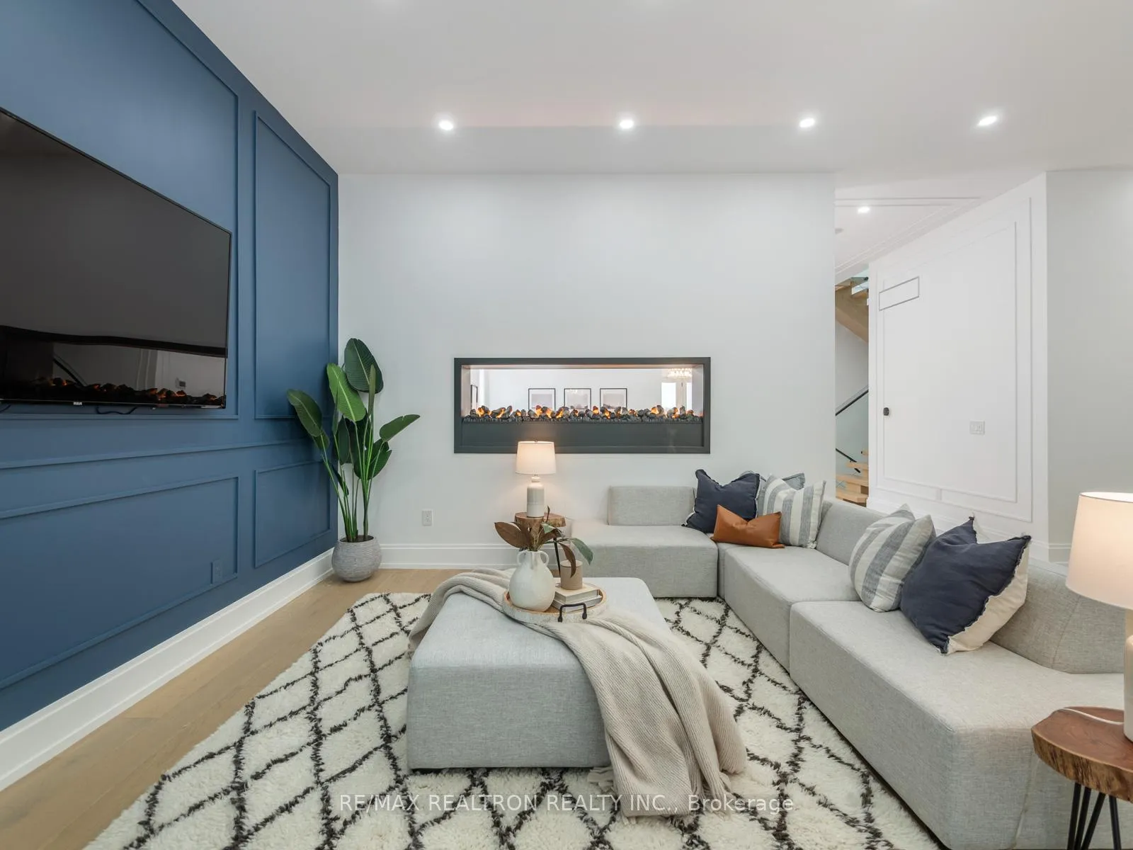 Photo 9 of 91 Brucewood Crescent, Toronto, Englemount-Lawrence — HOMEH