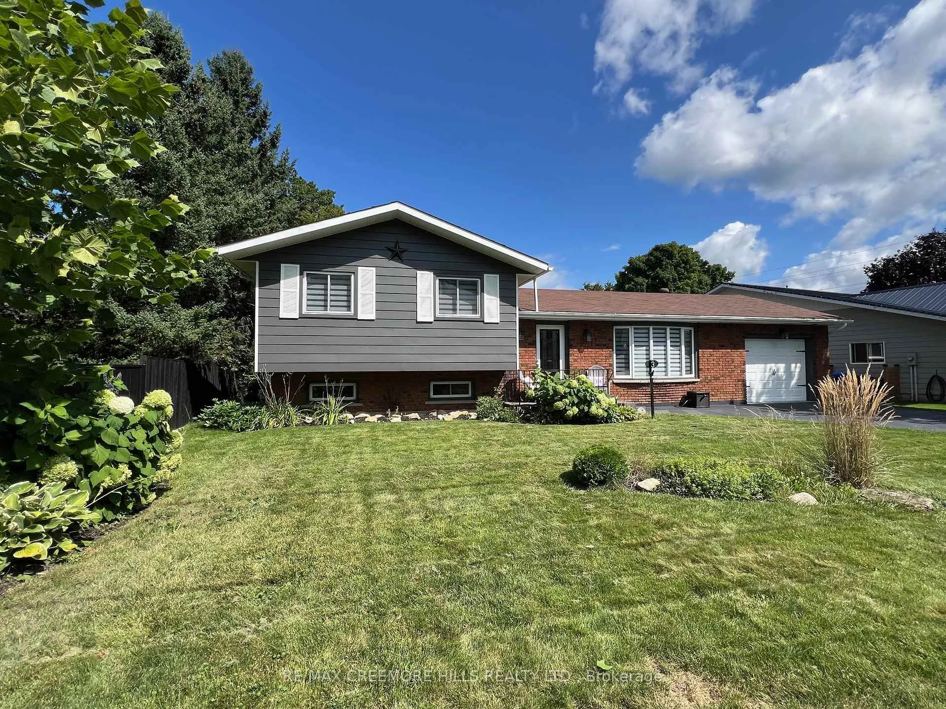 Photo 2 of 3 Jardine Crescent, Clearview, Creemore — HOMEH