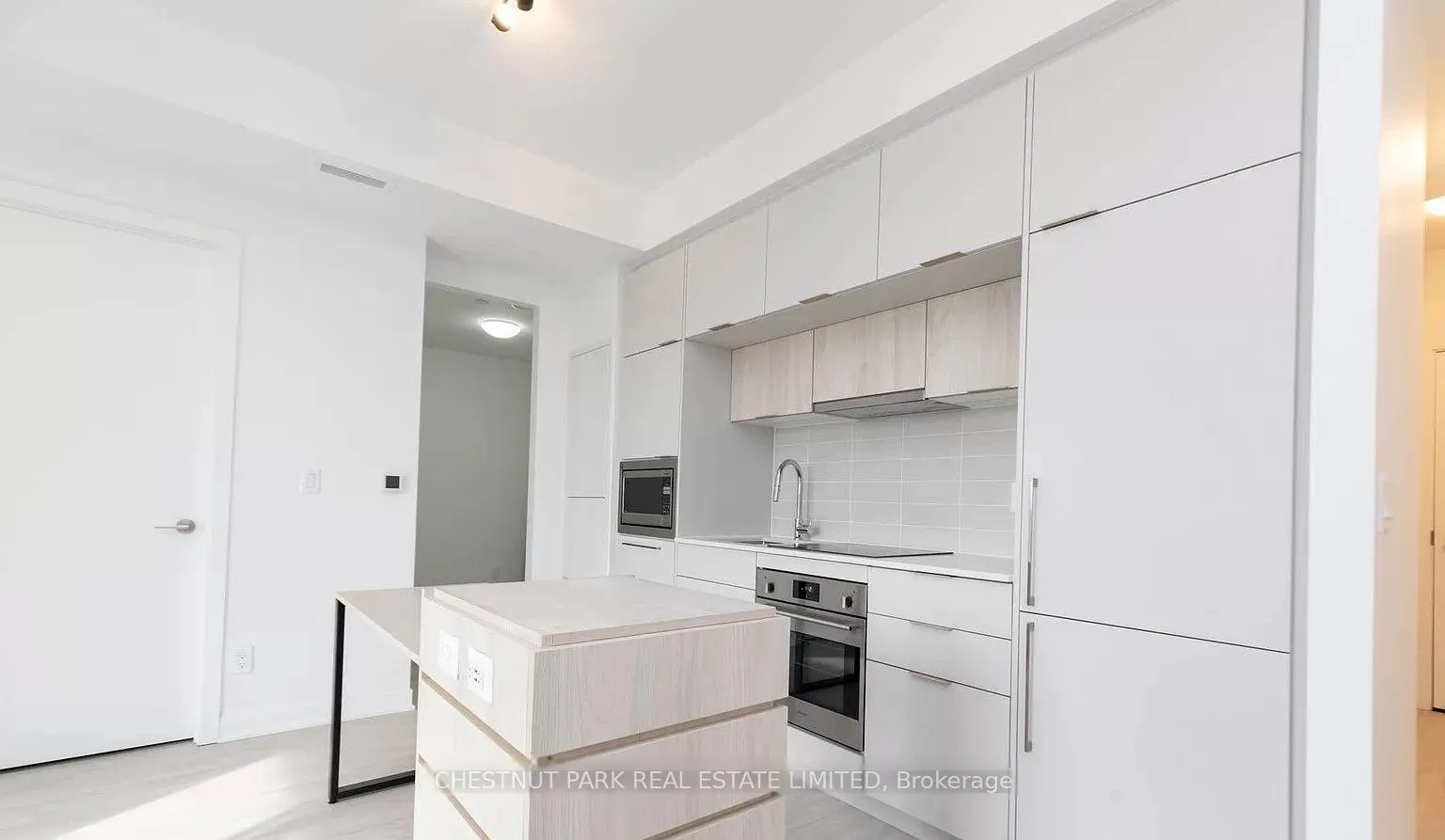 Photo 4 of Unit 1010, 185 Alberta Avenue, Toronto, Oakwood Village — HOMEH