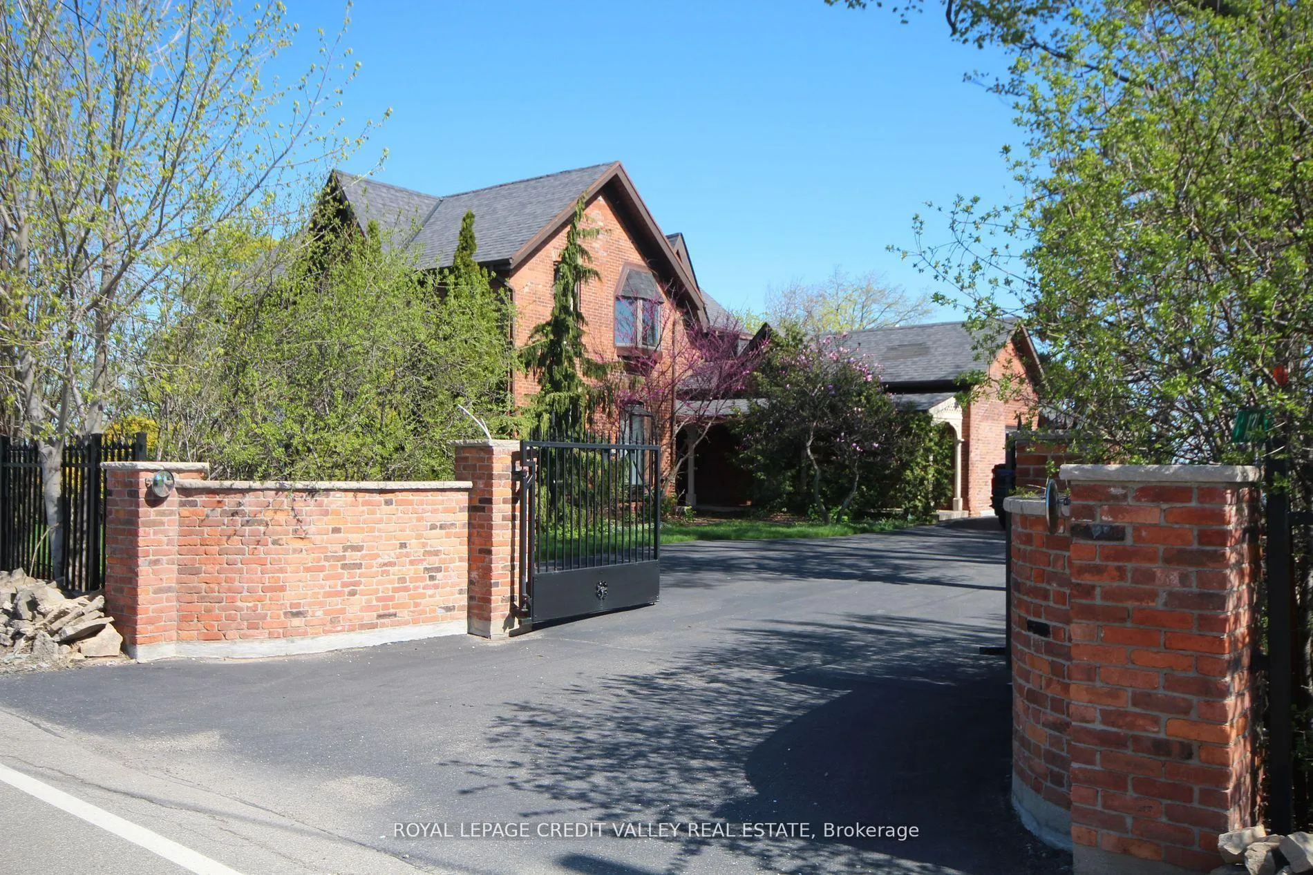 Photo 2 of 131 Ridge Road, Hamilton, Rural Stoney Creek — HOMEH