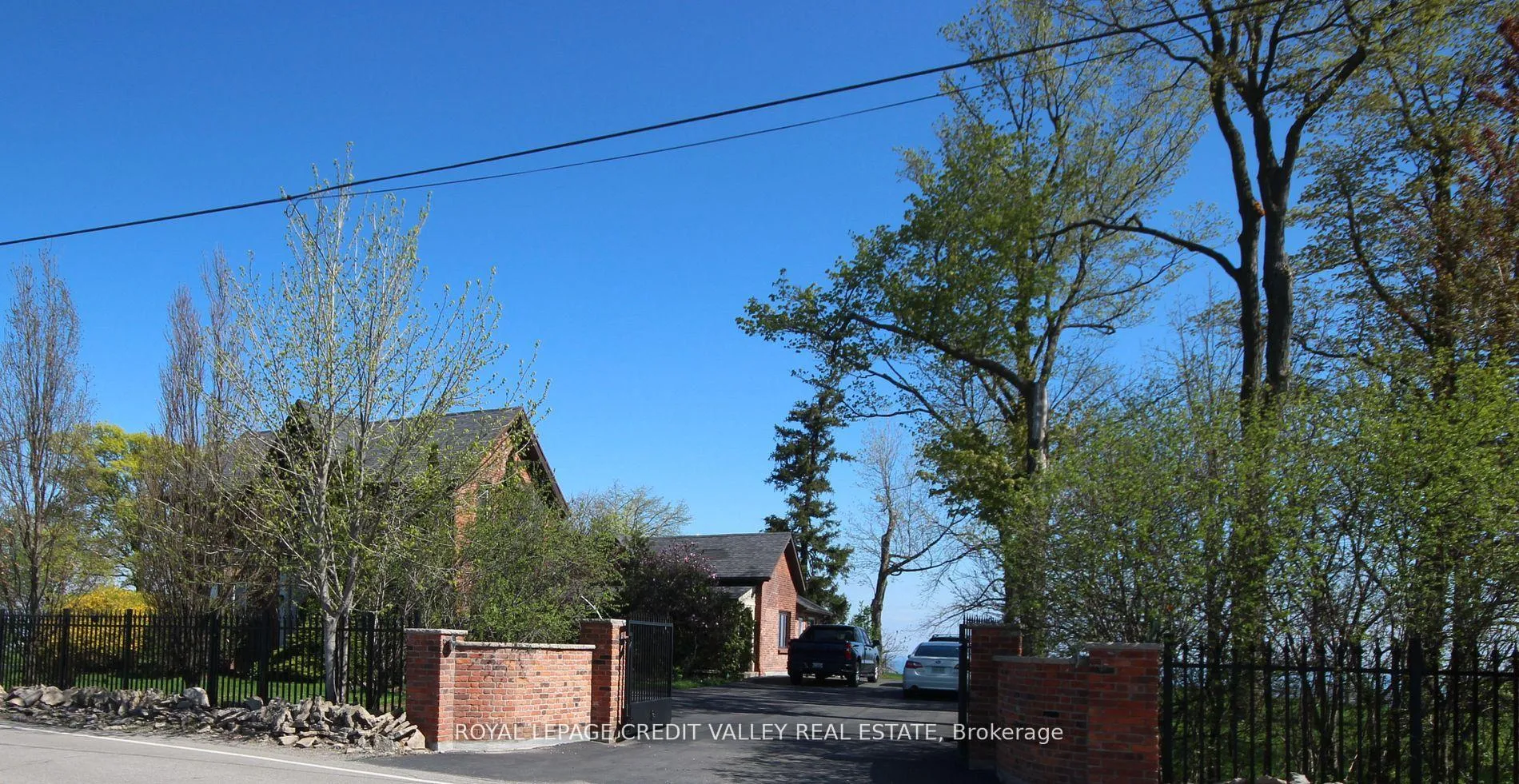 Photo 3 of 131 Ridge Road, Hamilton, Rural Stoney Creek — HOMEH