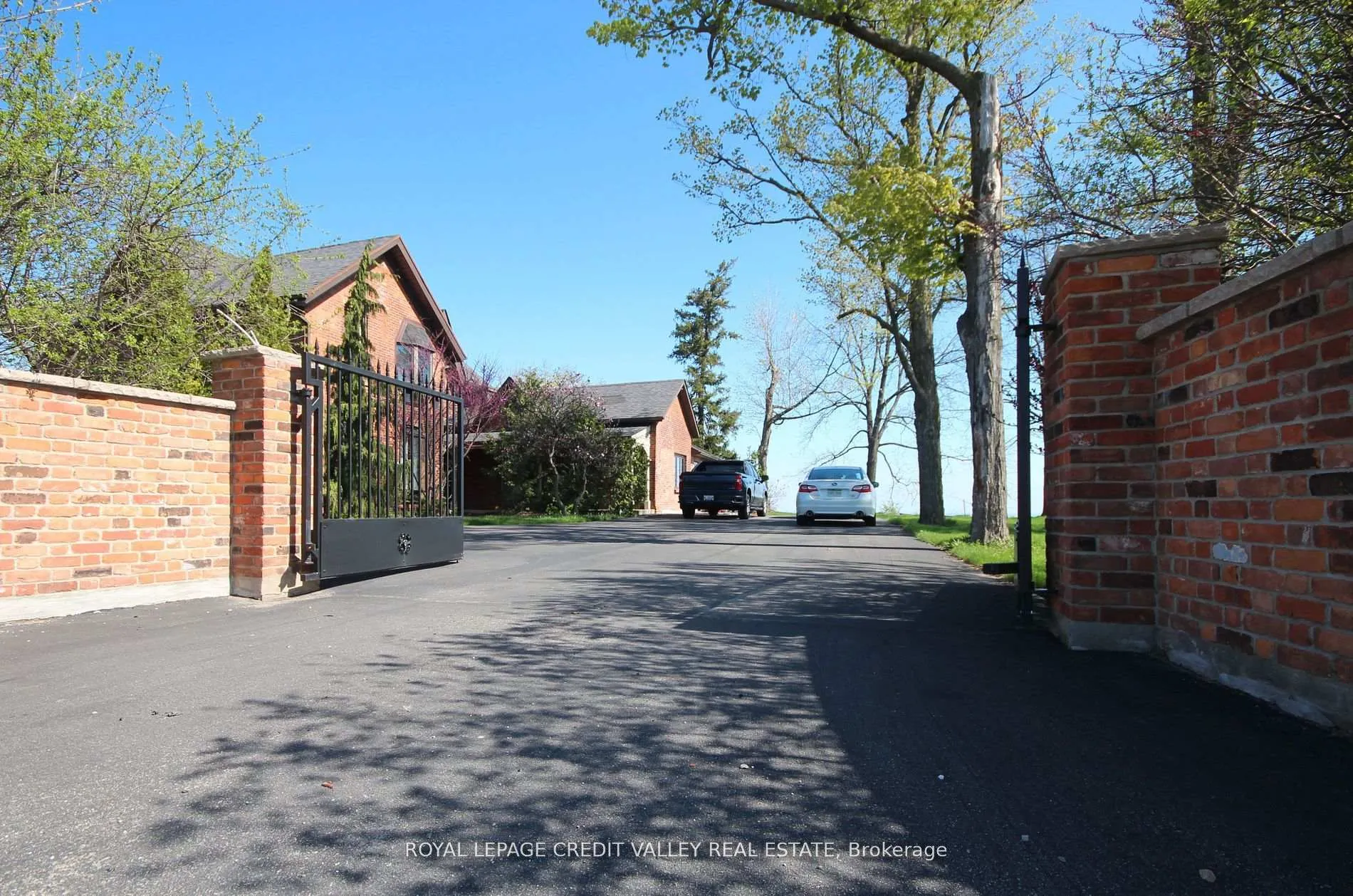 Photo 4 of 131 Ridge Road, Hamilton, Rural Stoney Creek — HOMEH