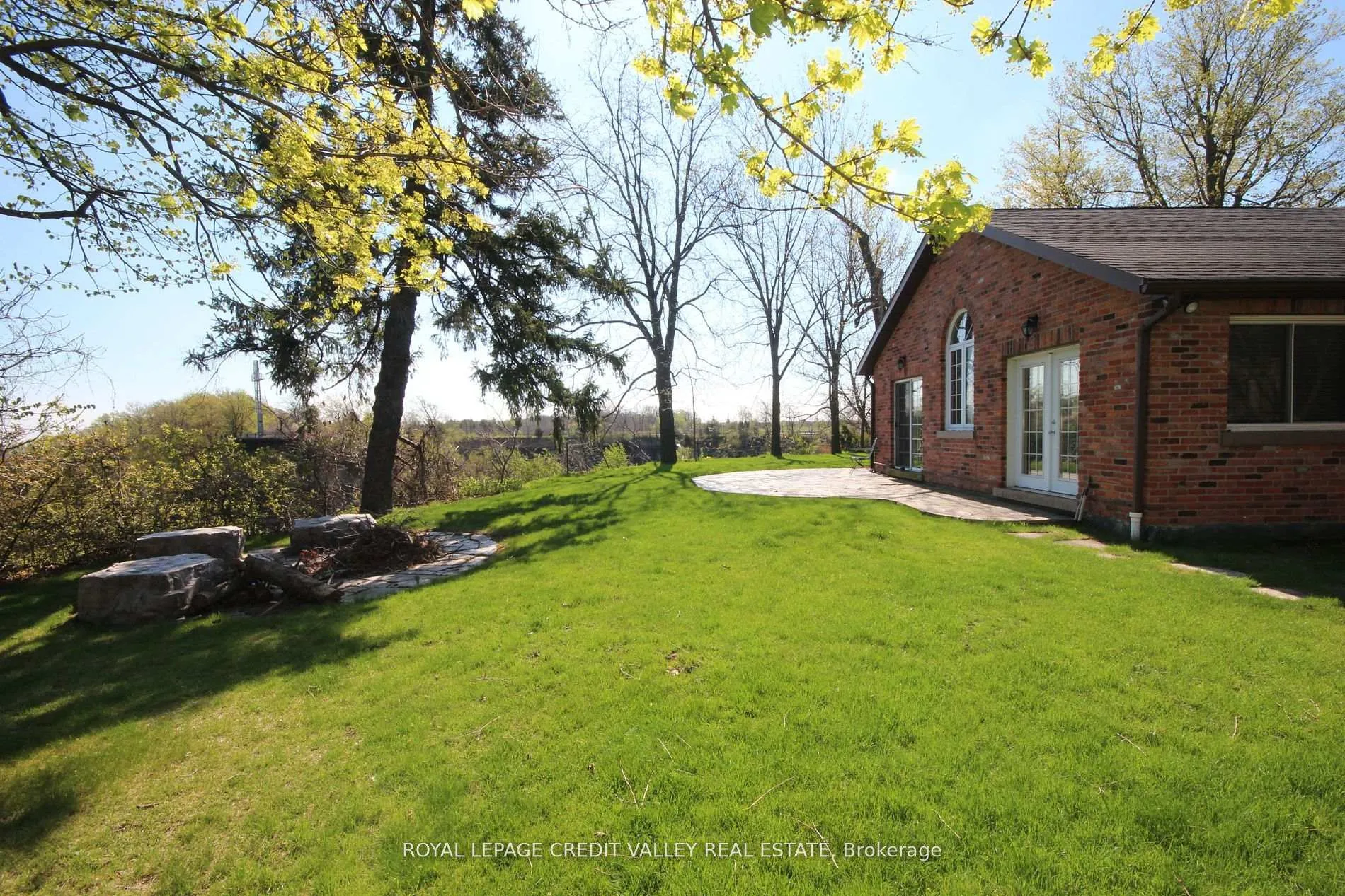 Photo 7 of 131 Ridge Road, Hamilton, Rural Stoney Creek — HOMEH