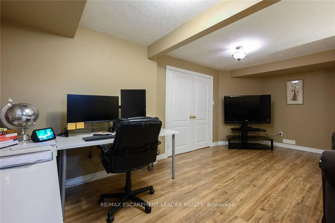Photo 10 of Unit Lower, 264 Diiorio Circle, Hamilton, Ancaster — HOMEH