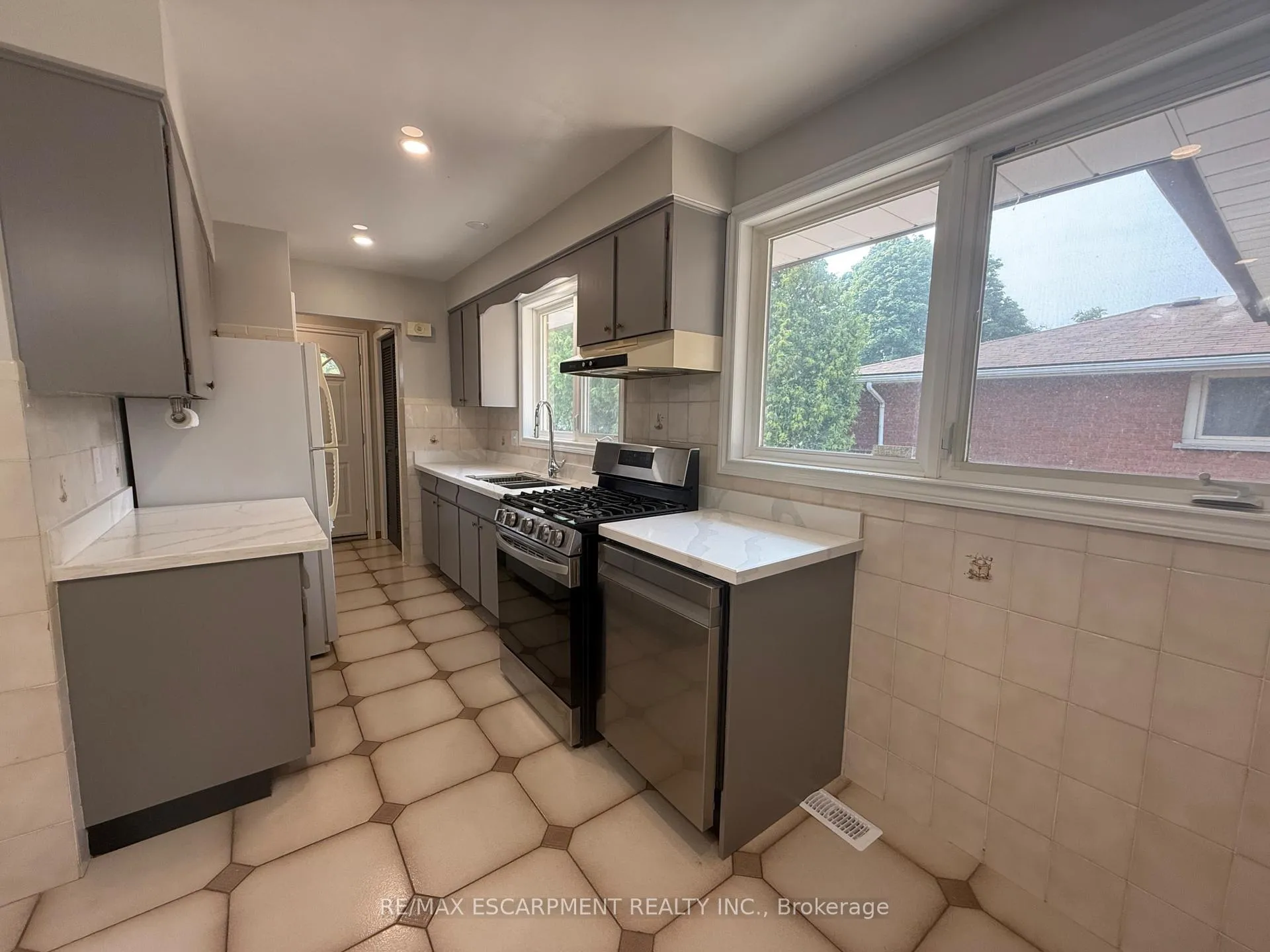 Photo 10 of 74 Bellingham Drive, Hamilton, Lawfield — HOMEH