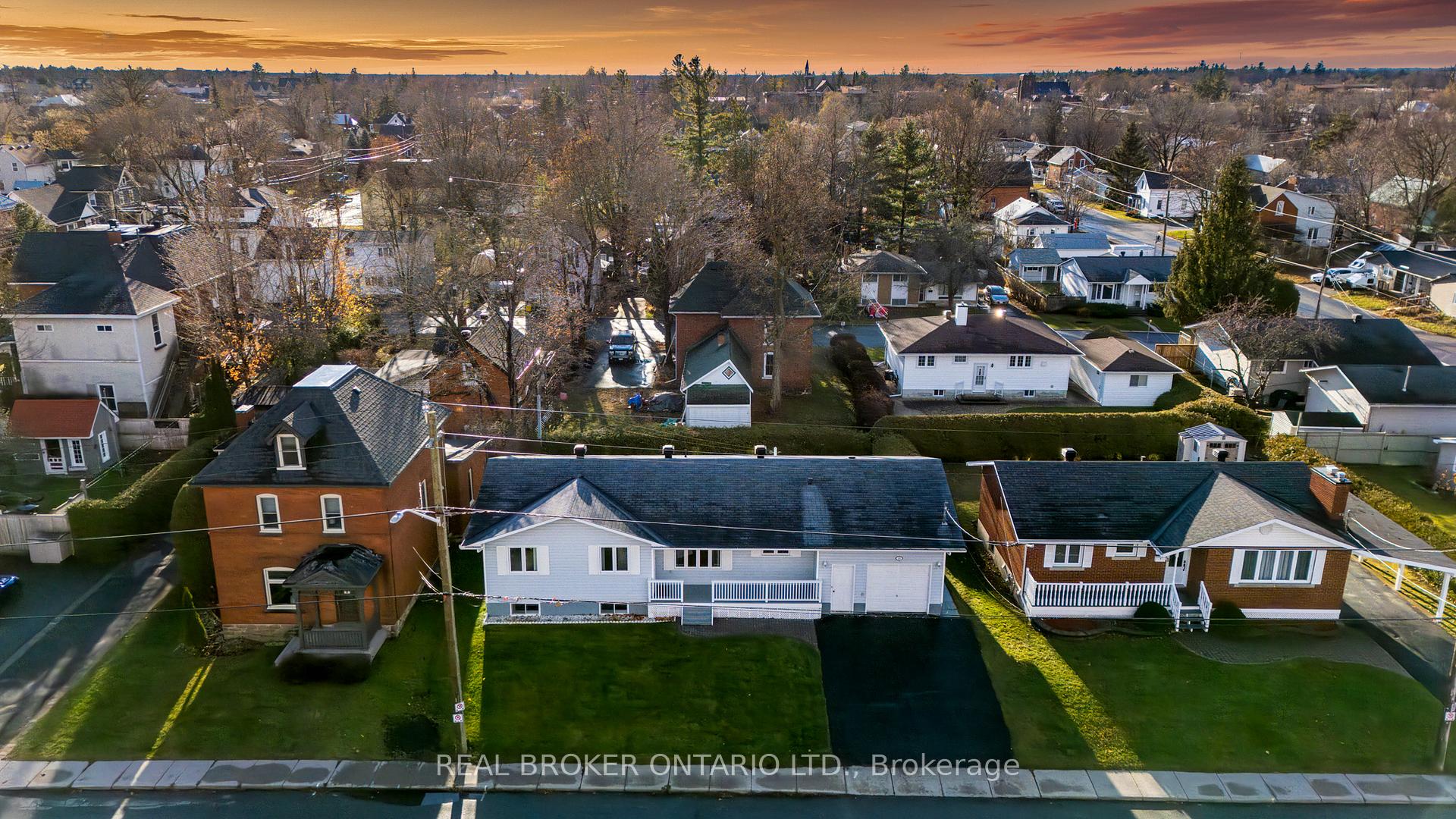 Photo 3 of 18 Neelin Street E, Carleton Place — HOMEH