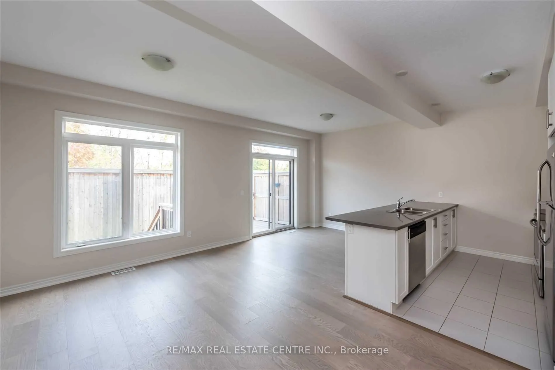 Photo 4 of 91 Southshore Crescent, Hamilton, Stoney Creek — HOMEH