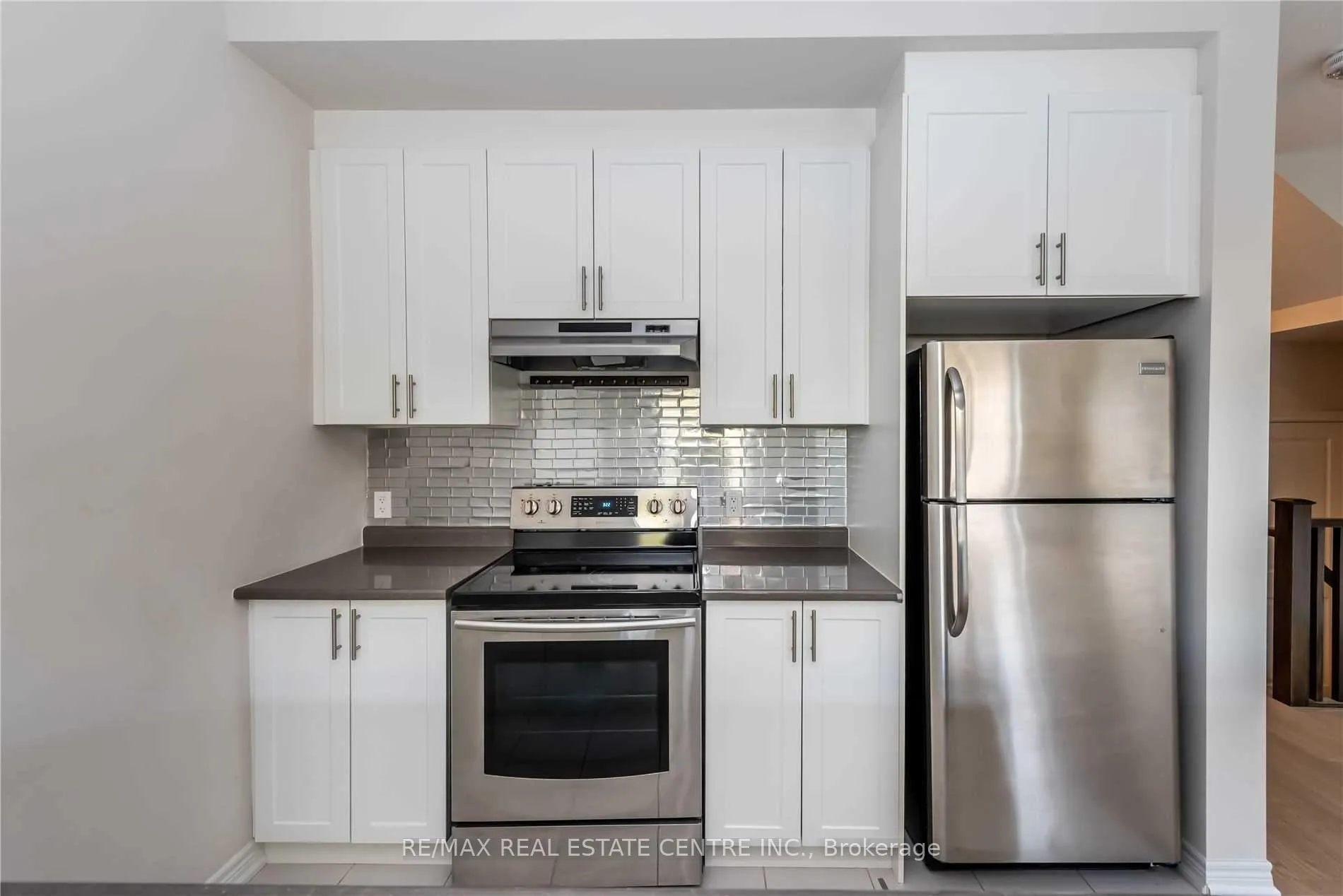 Photo 9 of 91 Southshore Crescent, Hamilton, Stoney Creek — HOMEH
