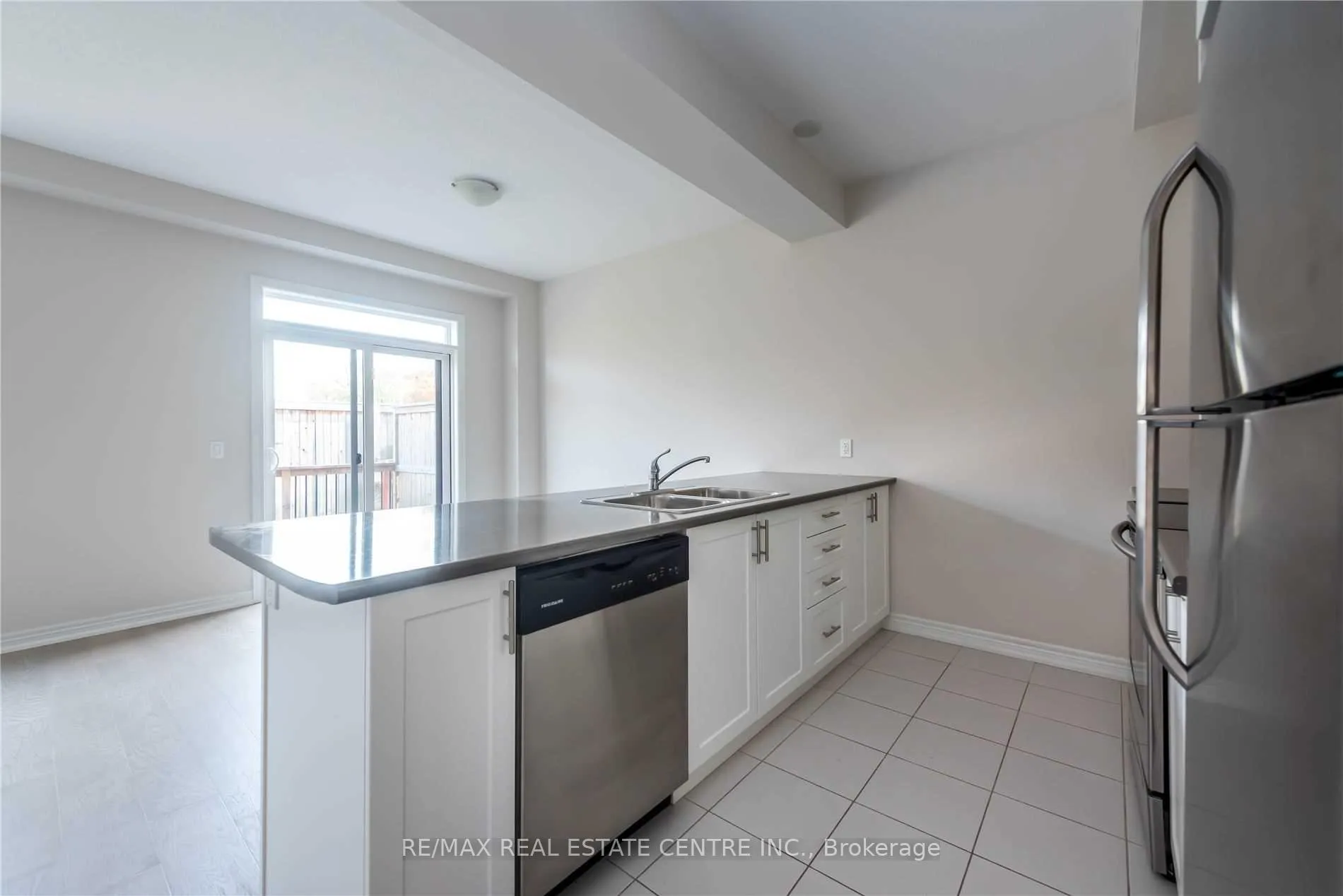 Photo 10 of 91 Southshore Crescent, Hamilton, Stoney Creek — HOMEH