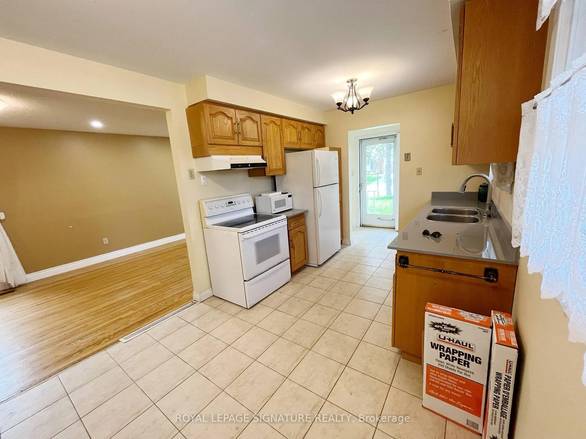Photo 3 of 86 Gardiner Drive, Hamilton, Gilkson — HOMEH