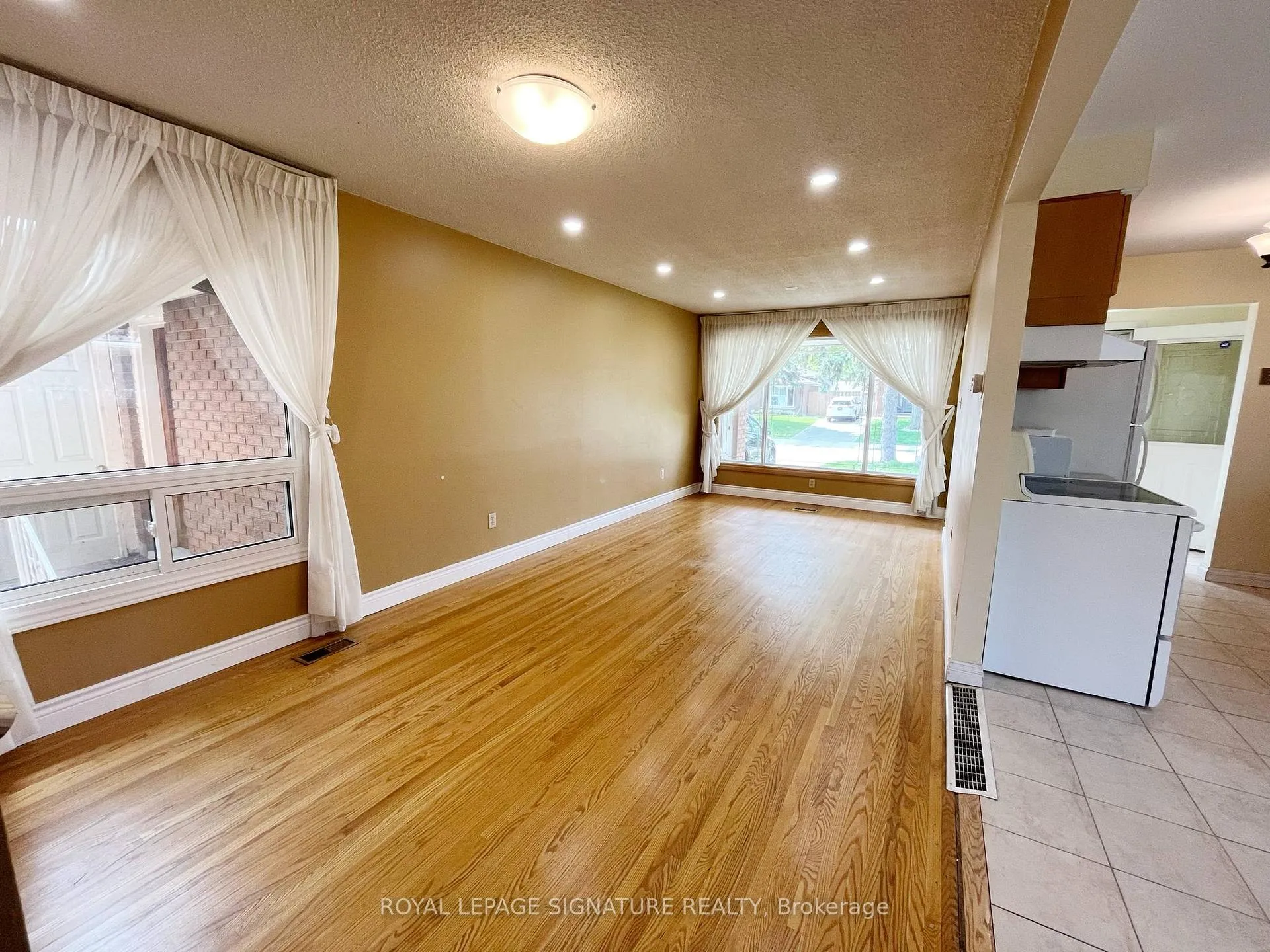 Photo 4 of 86 Gardiner Drive, Hamilton, Gilkson — HOMEH
