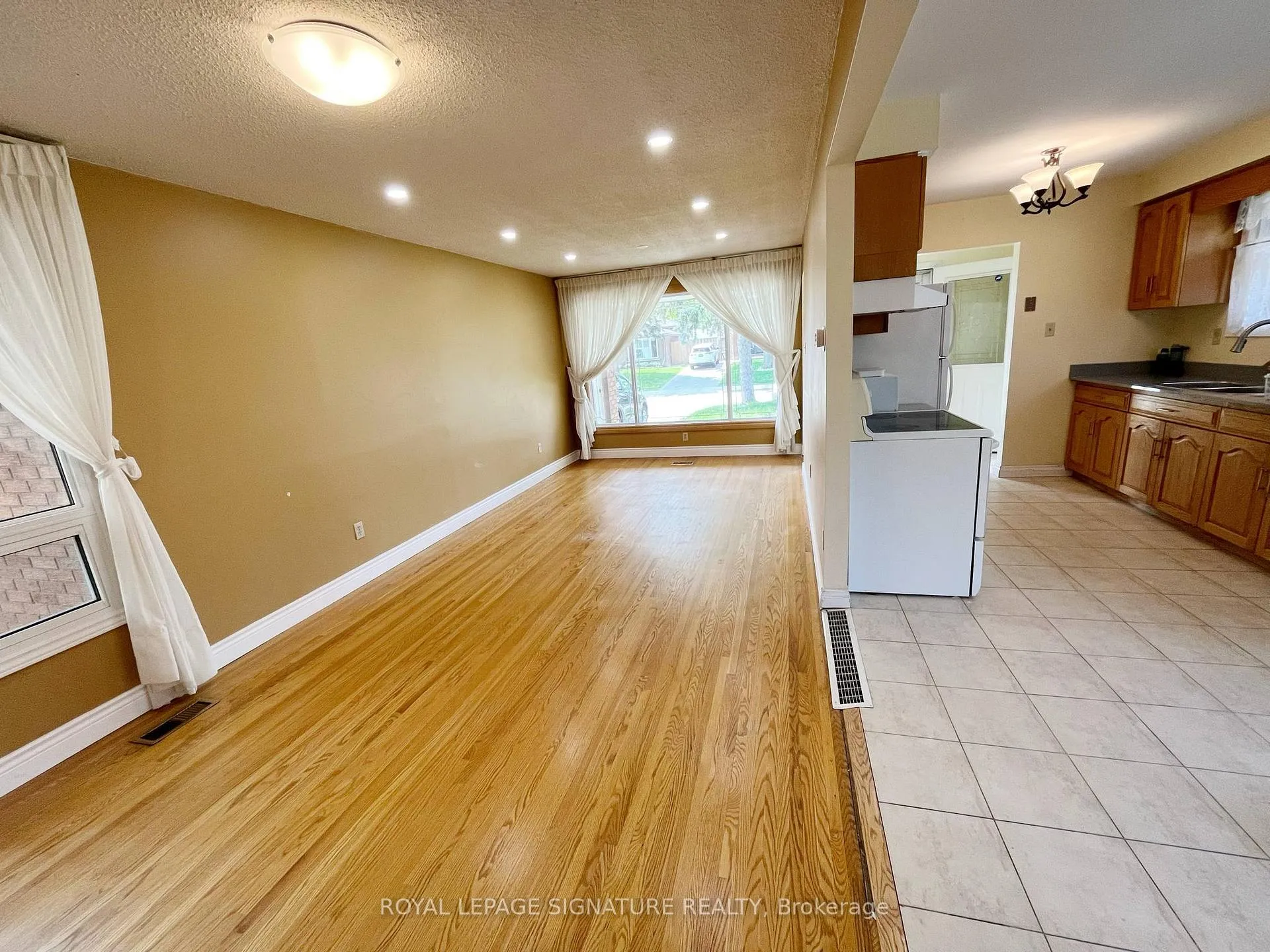 Photo 5 of 86 Gardiner Drive, Hamilton, Gilkson — HOMEH