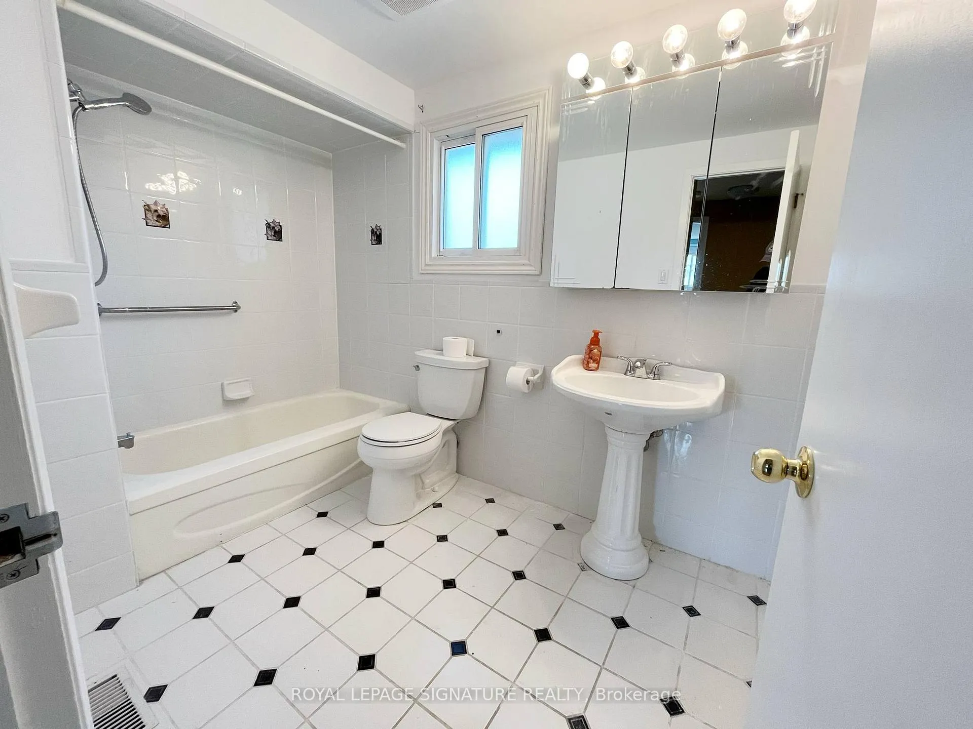 Photo 10 of 86 Gardiner Drive, Hamilton, Gilkson — HOMEH