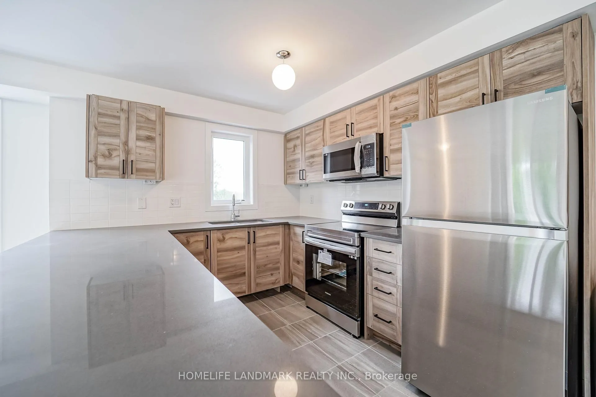 Photo 3 of 49 Appletree Lane, Barrie, Innis-Shore — HOMEH