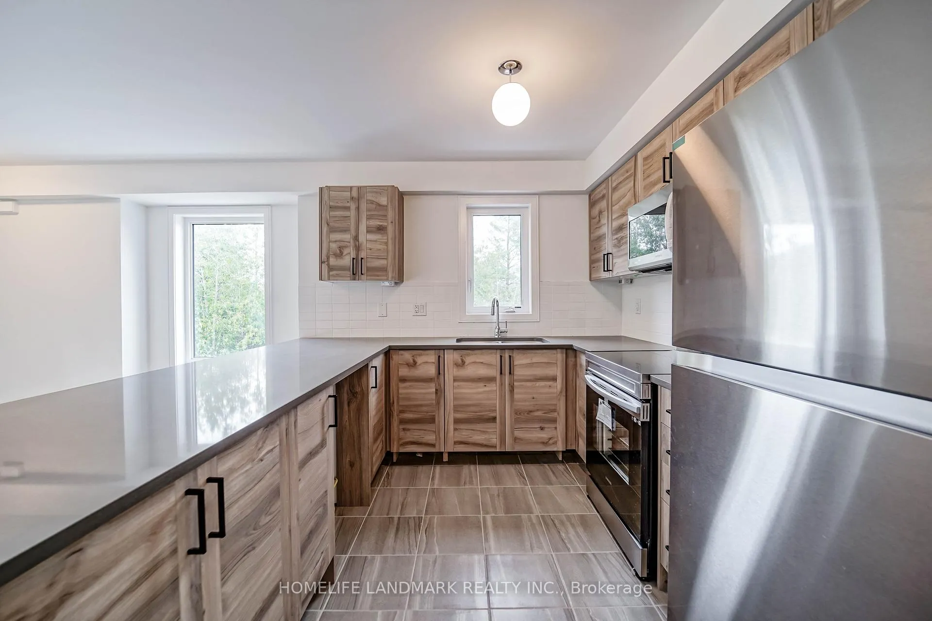Photo 4 of 49 Appletree Lane, Barrie, Innis-Shore — HOMEH