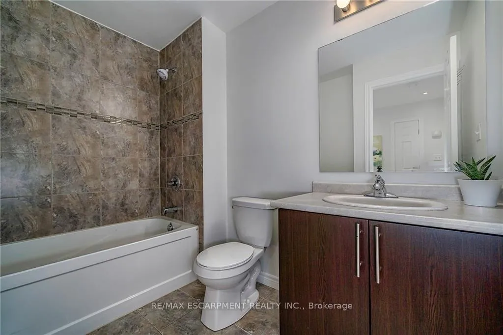 Photo 16 of 26 Madonna Drive, Hamilton, Carpenter — HOMEH
