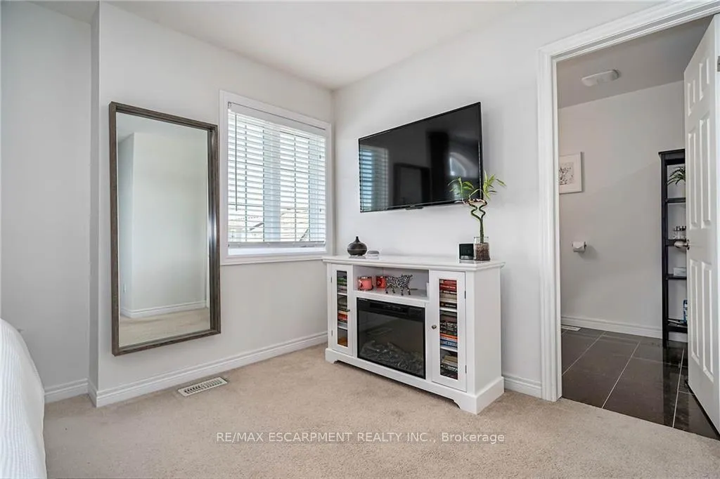 Photo 20 of 26 Madonna Drive, Hamilton, Carpenter — HOMEH